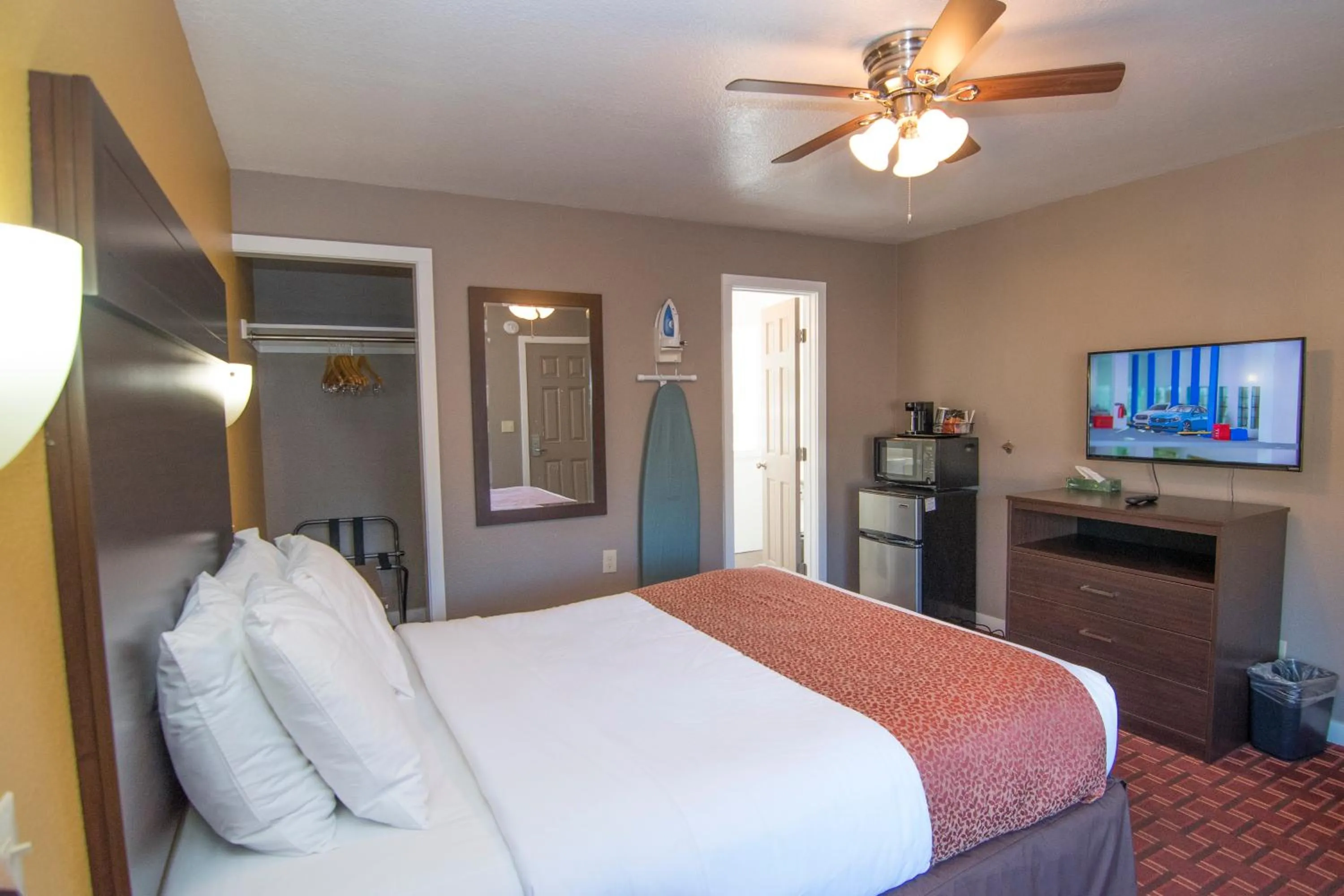 Photo of the whole room, Bed in Capitol Hill Motel