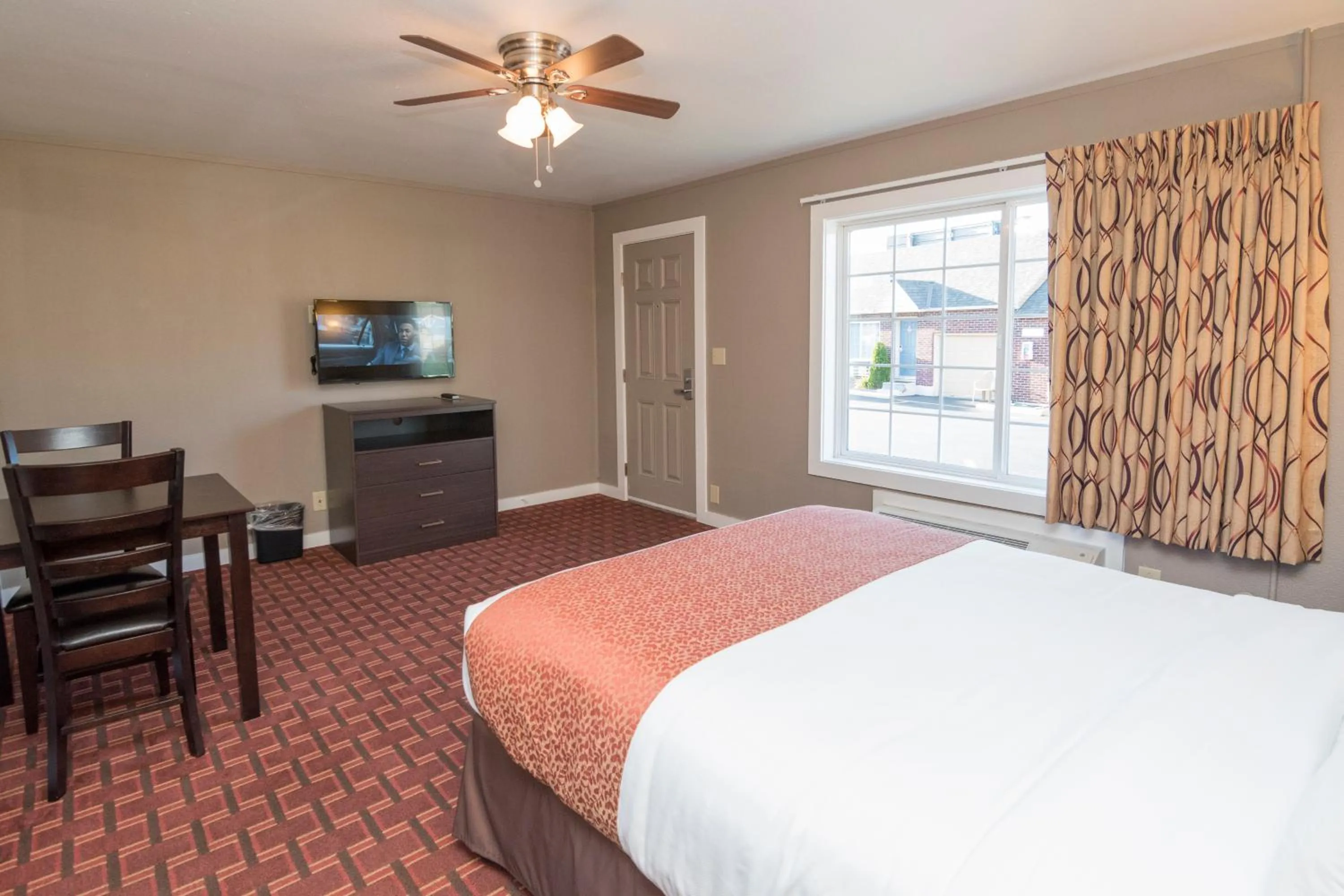 Photo of the whole room, Bed in Capitol Hill Motel
