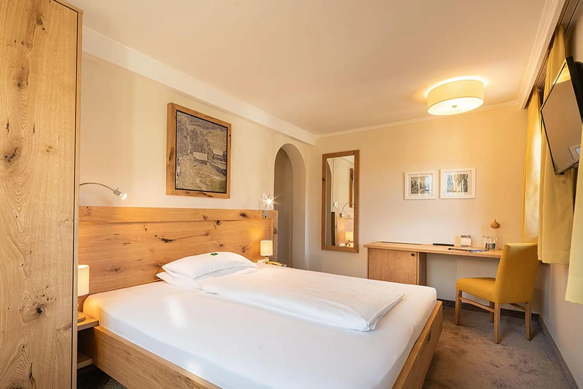 Photo of the whole room, Bed in Hotel Senningerbräu