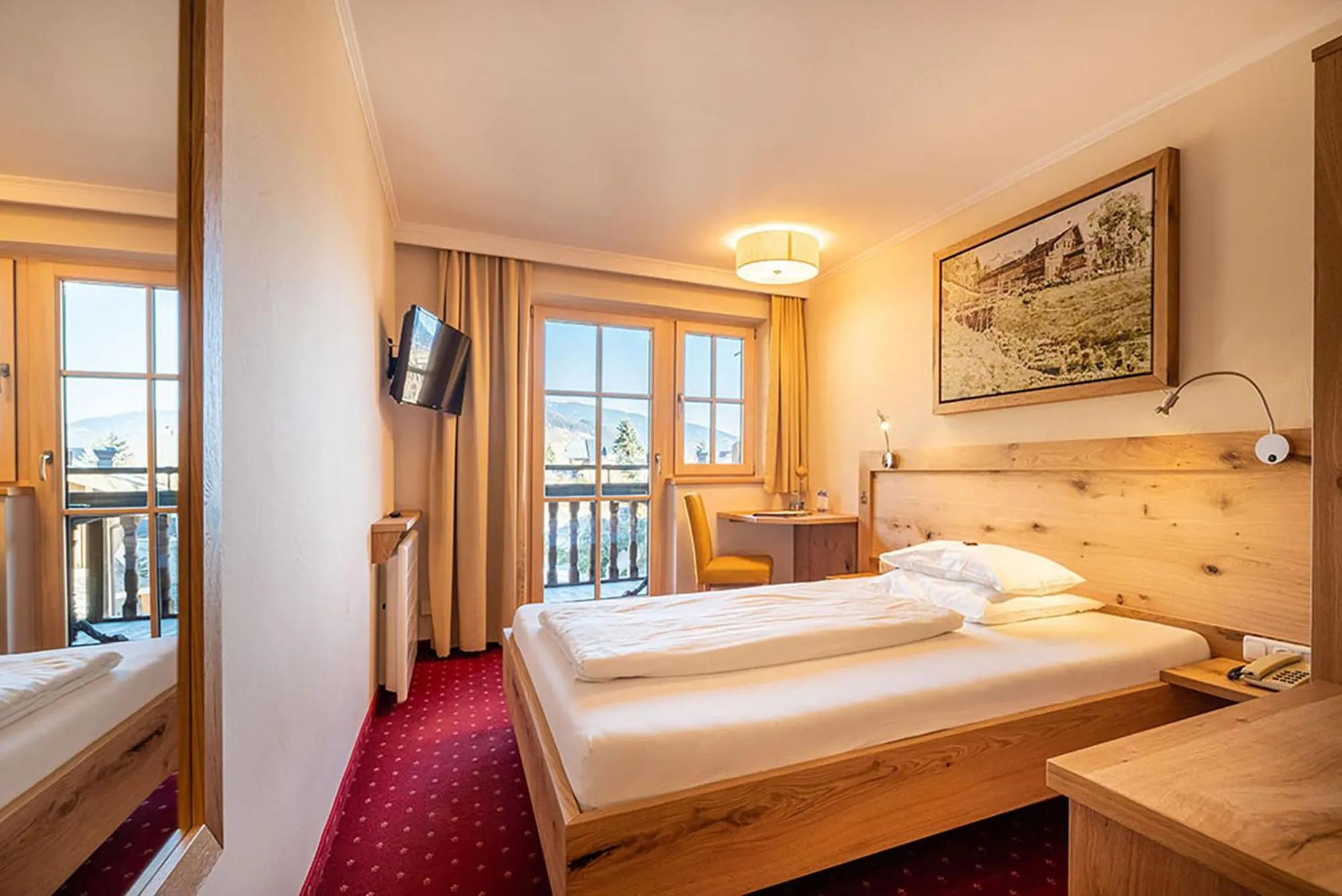Photo of the whole room, Bed in Hotel Senningerbräu