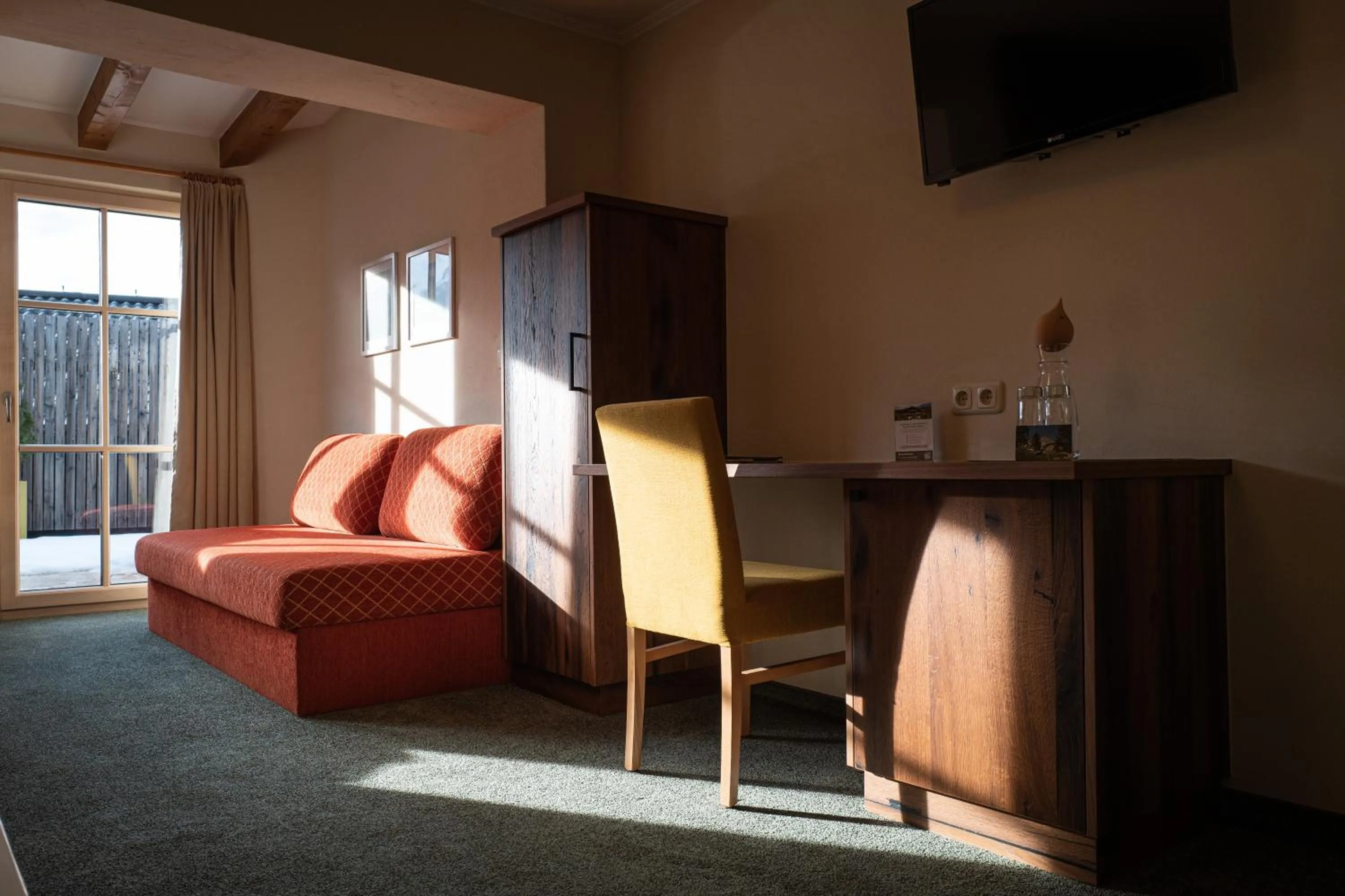 Seating area in Hotel Senningerbräu