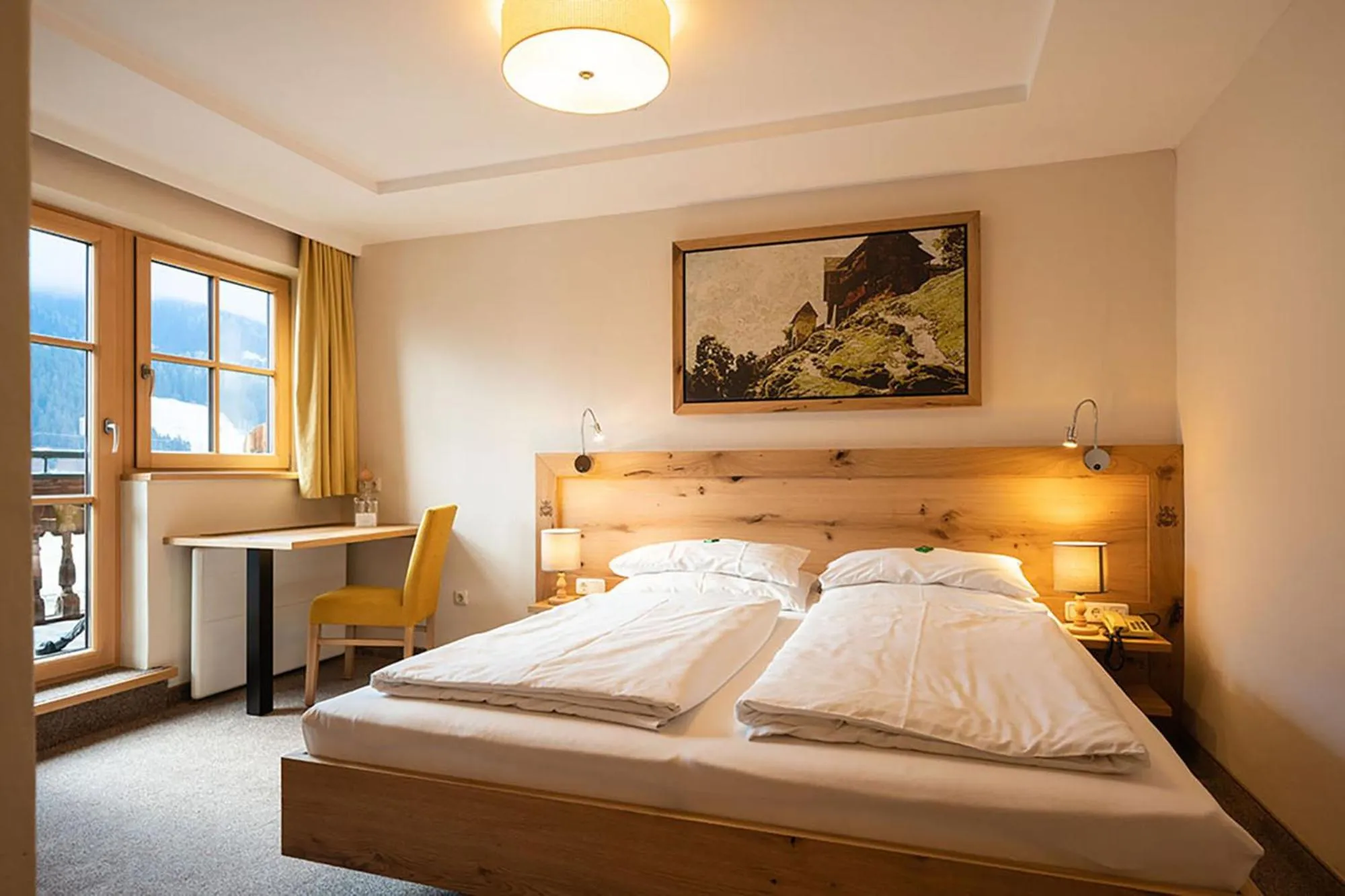 Photo of the whole room, Bed in Hotel Senningerbräu