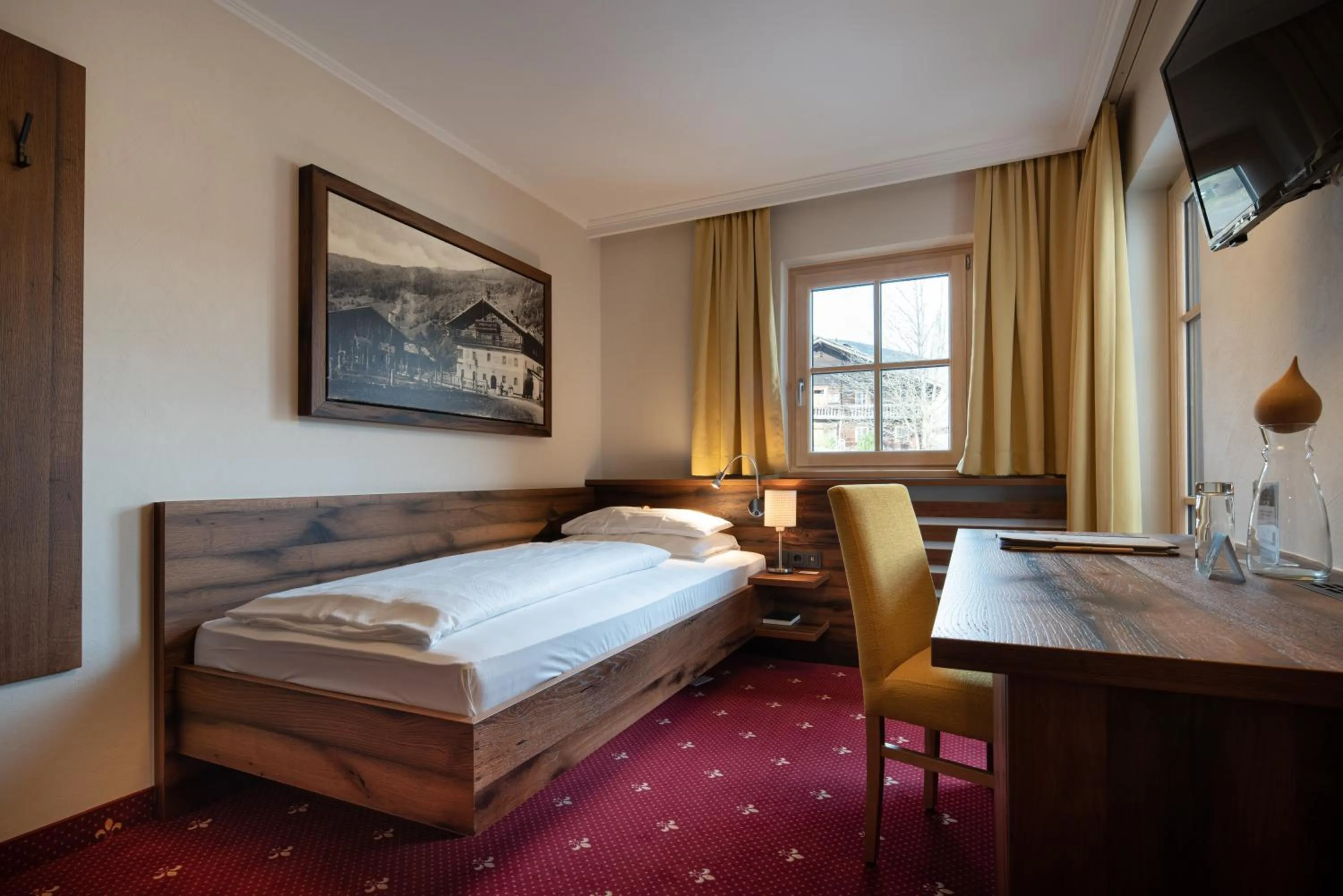 Photo of the whole room, Bed in Hotel Senningerbräu