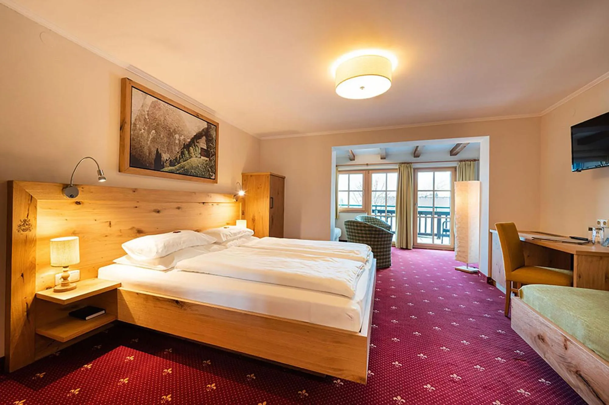 Photo of the whole room, Bed in Hotel Senningerbräu