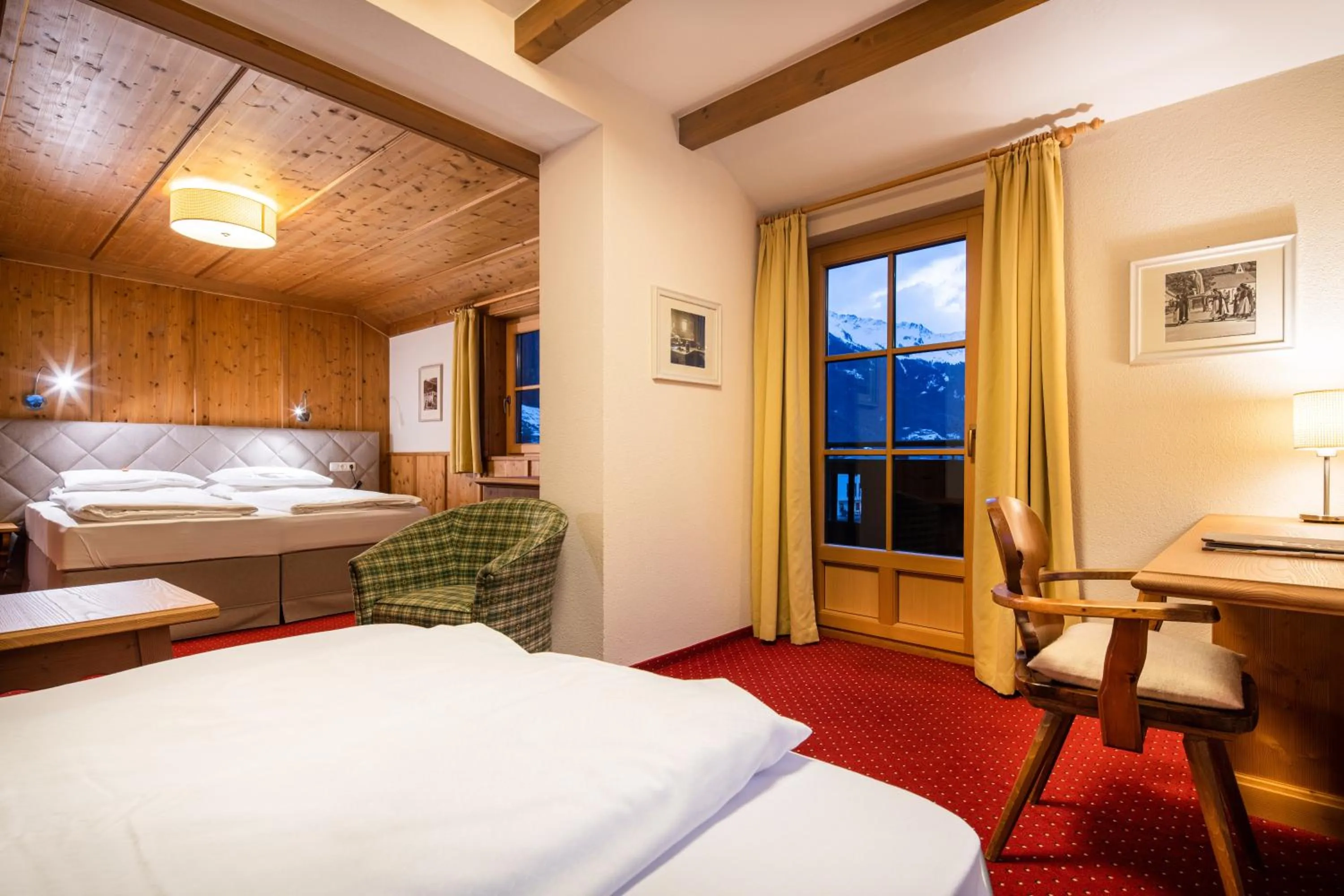 Photo of the whole room, Bed in Hotel Senningerbräu