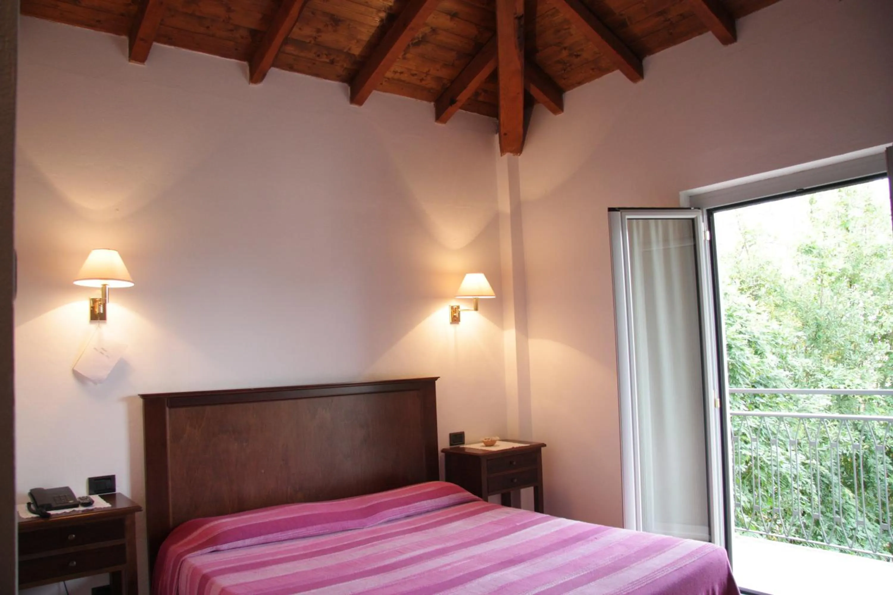 Balcony/Terrace, Bed in Hotel La Locanda