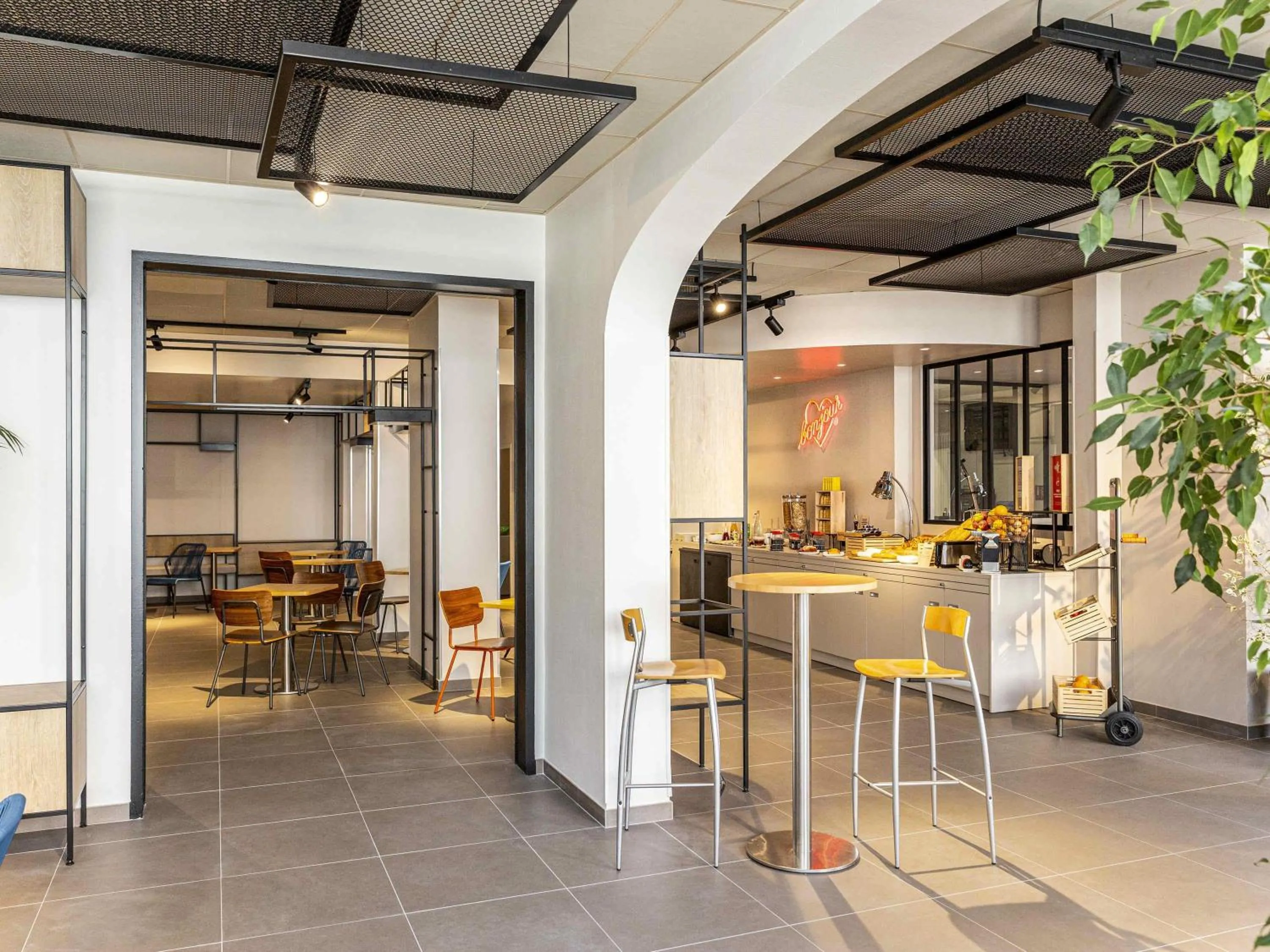 Lounge or bar in Ibis Centre Millau