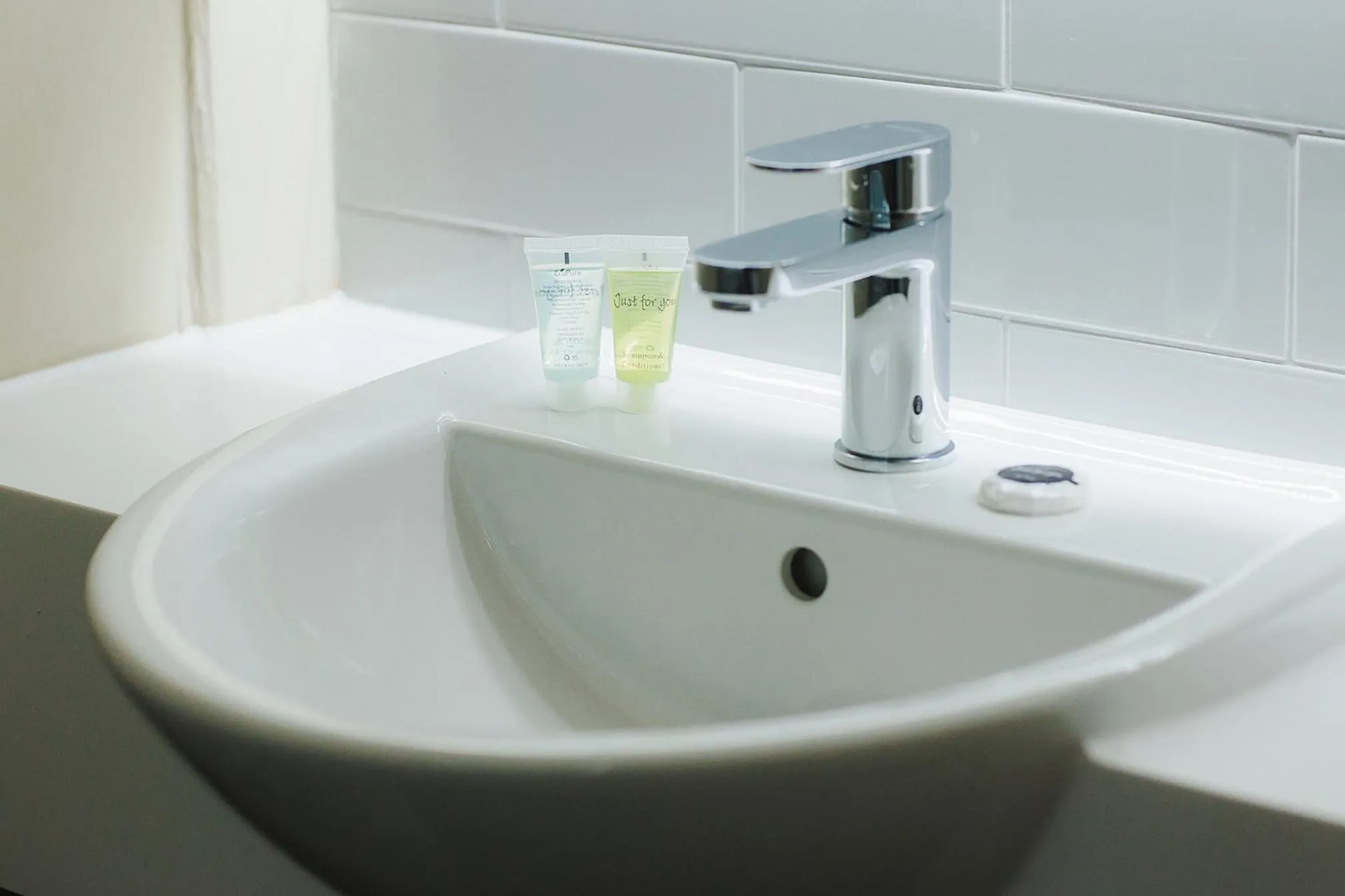 Bathroom in The Dukeries Lodge, Edwinstowe, Nottinghamshire