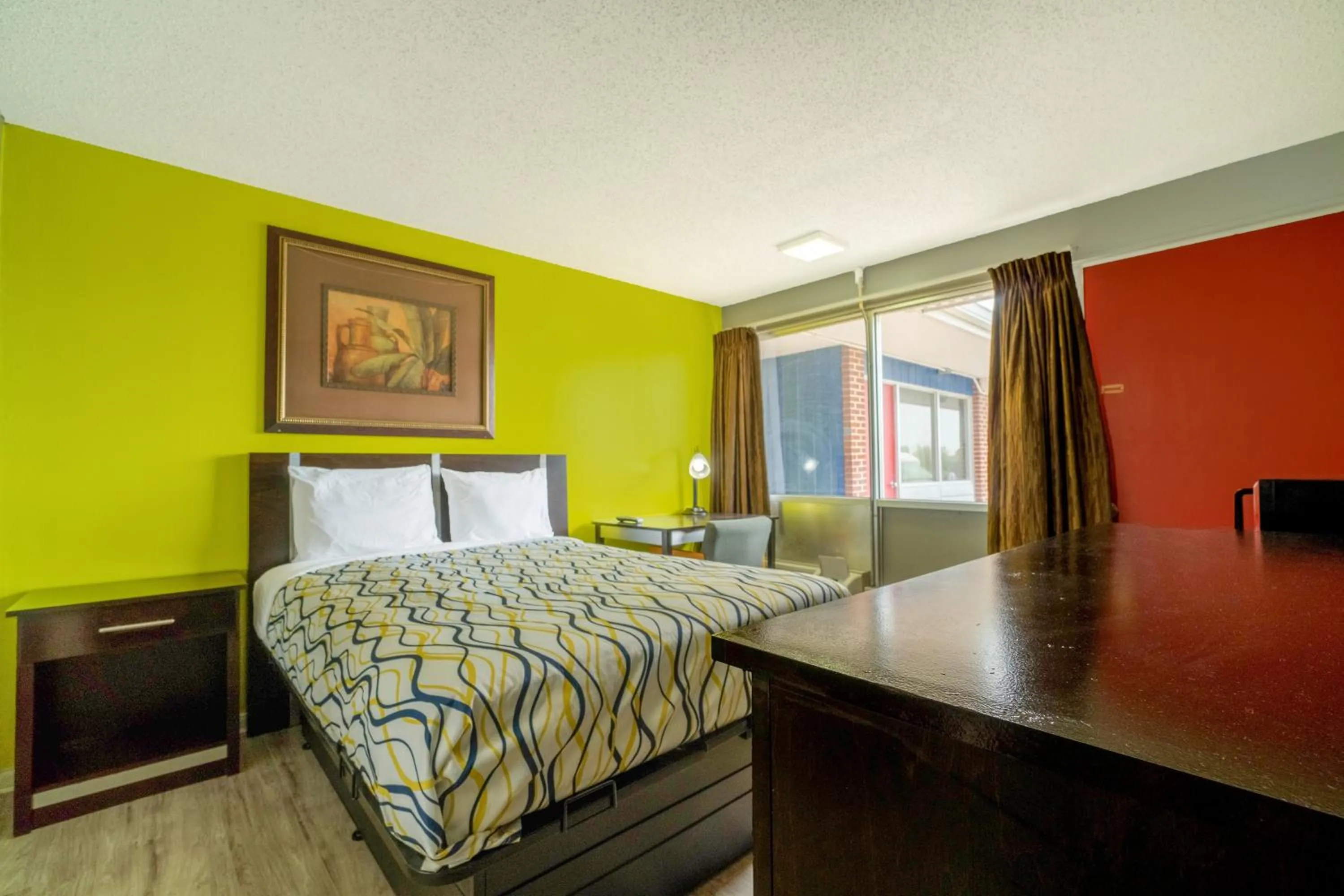 Bedroom in Lamplighter Inn By OYO Independence