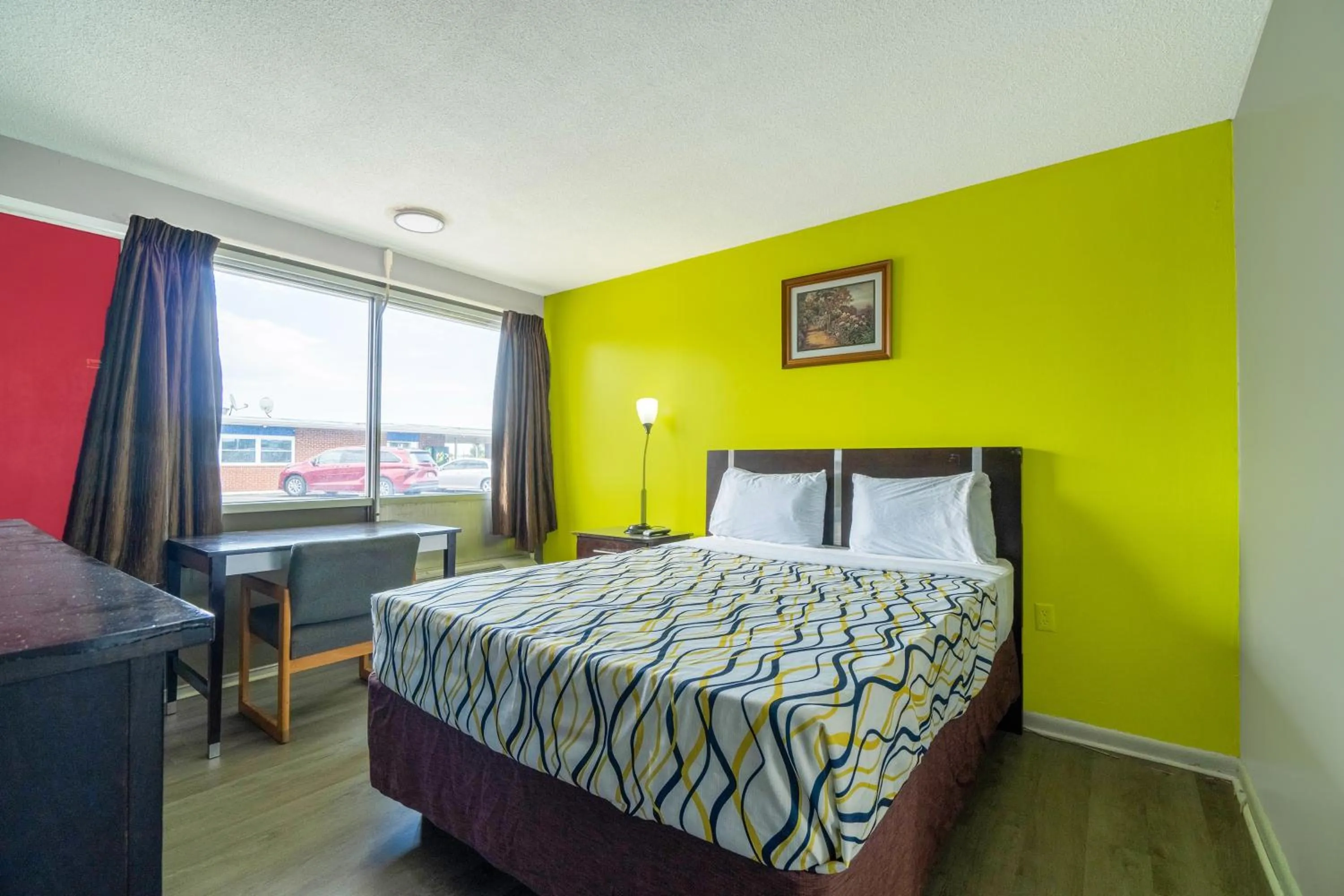 Bedroom in Lamplighter Inn By OYO Independence