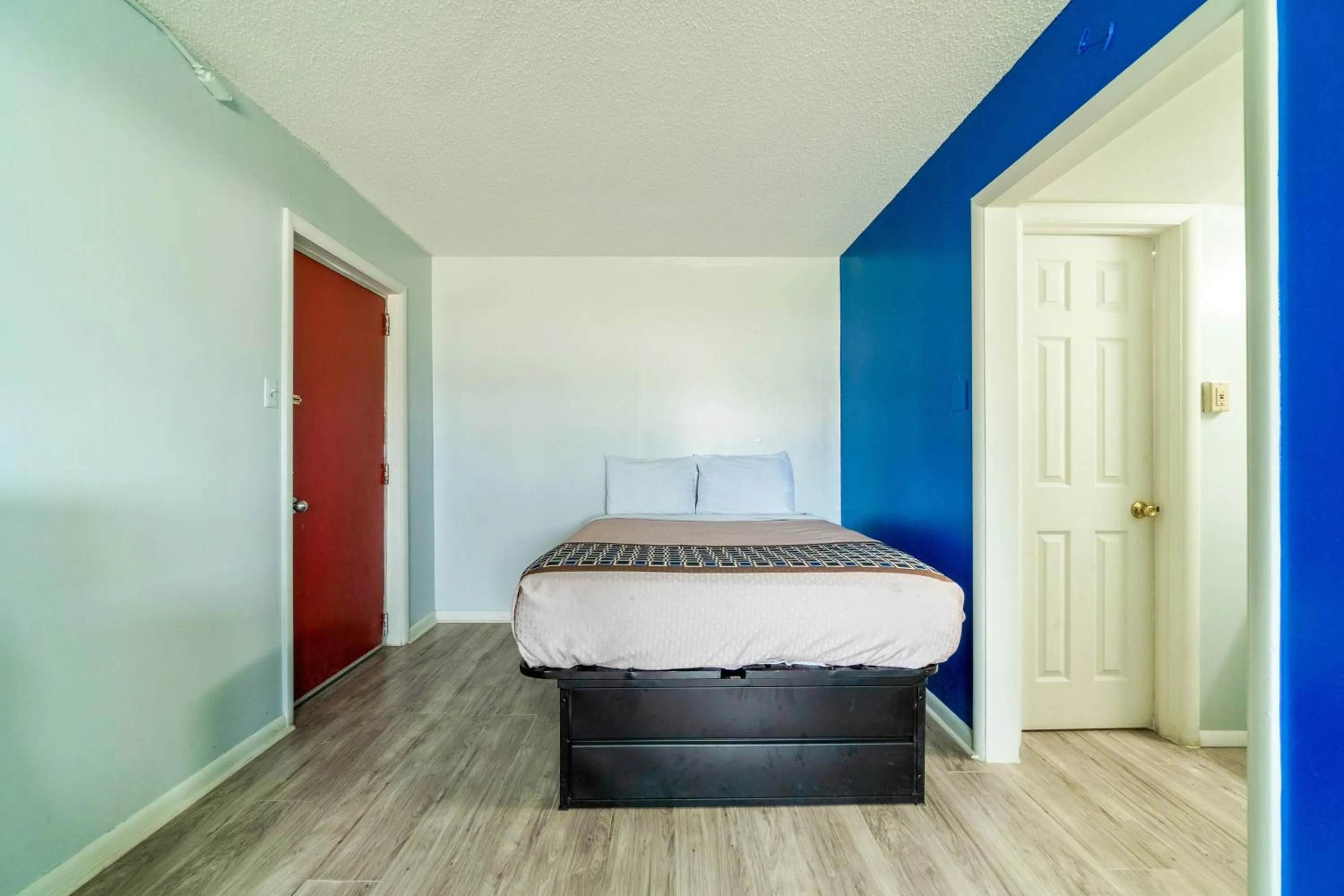 Bedroom in Lamplighter Inn By OYO Independence