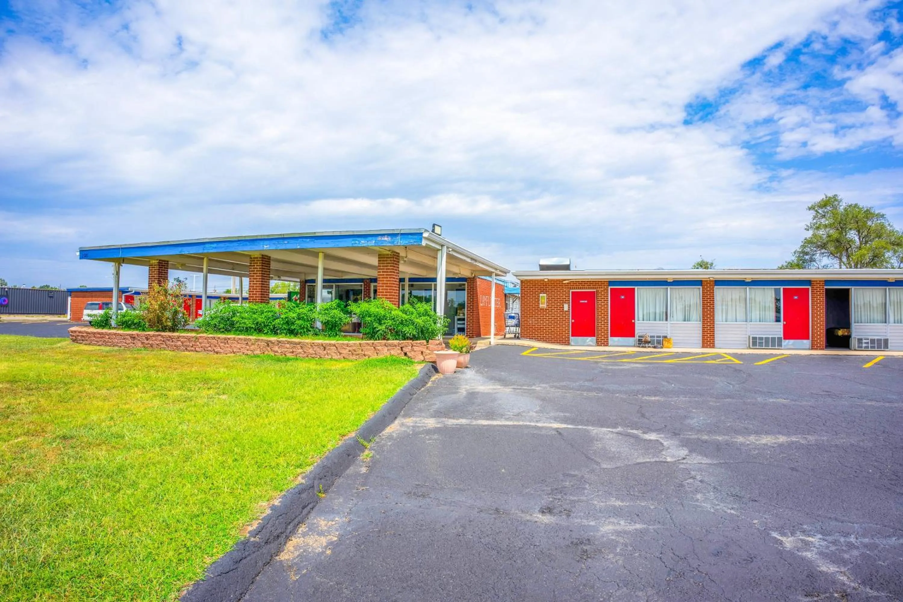 Facade/entrance in Lamplighter Inn By OYO Independence