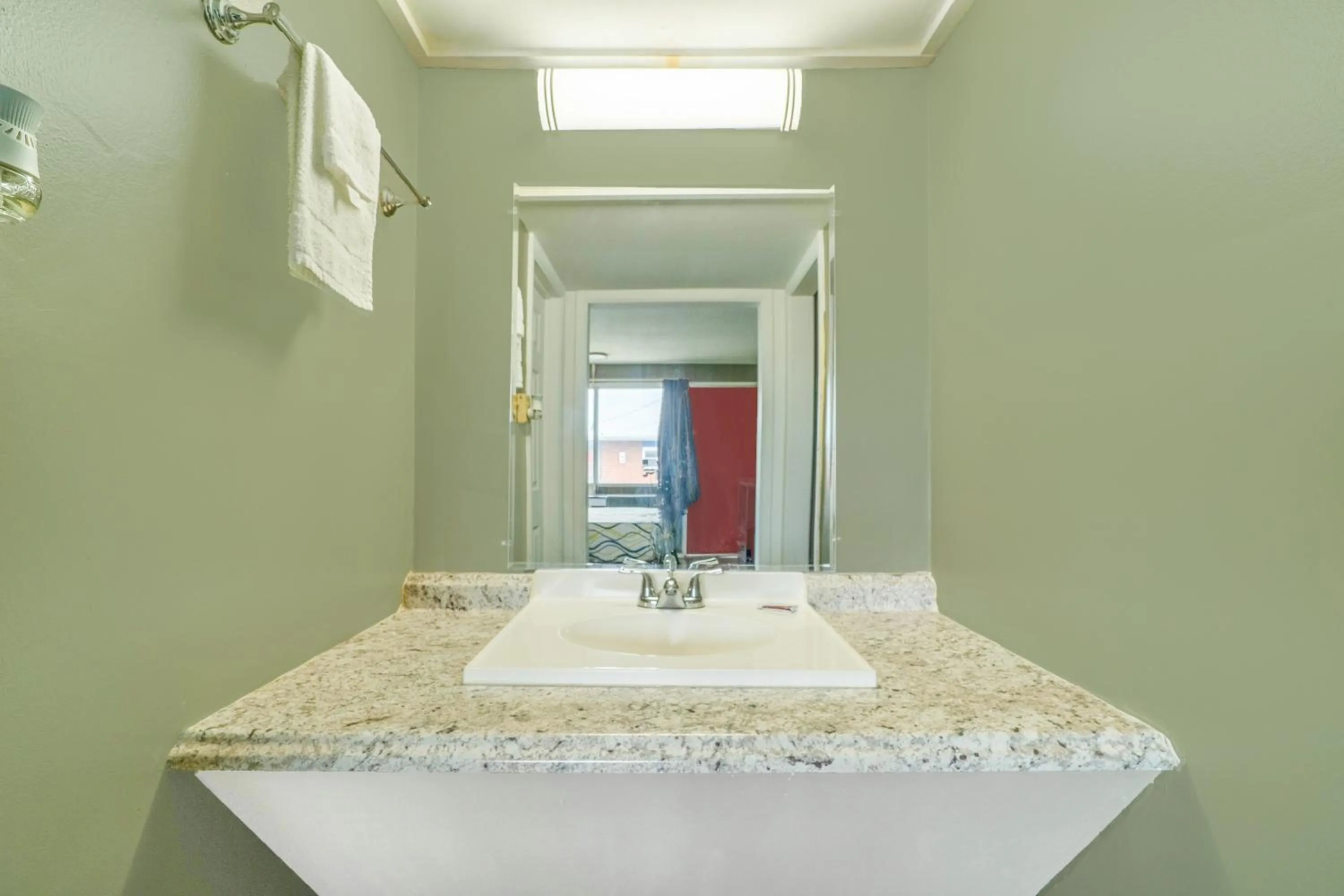 Bathroom in Lamplighter Inn By OYO Independence