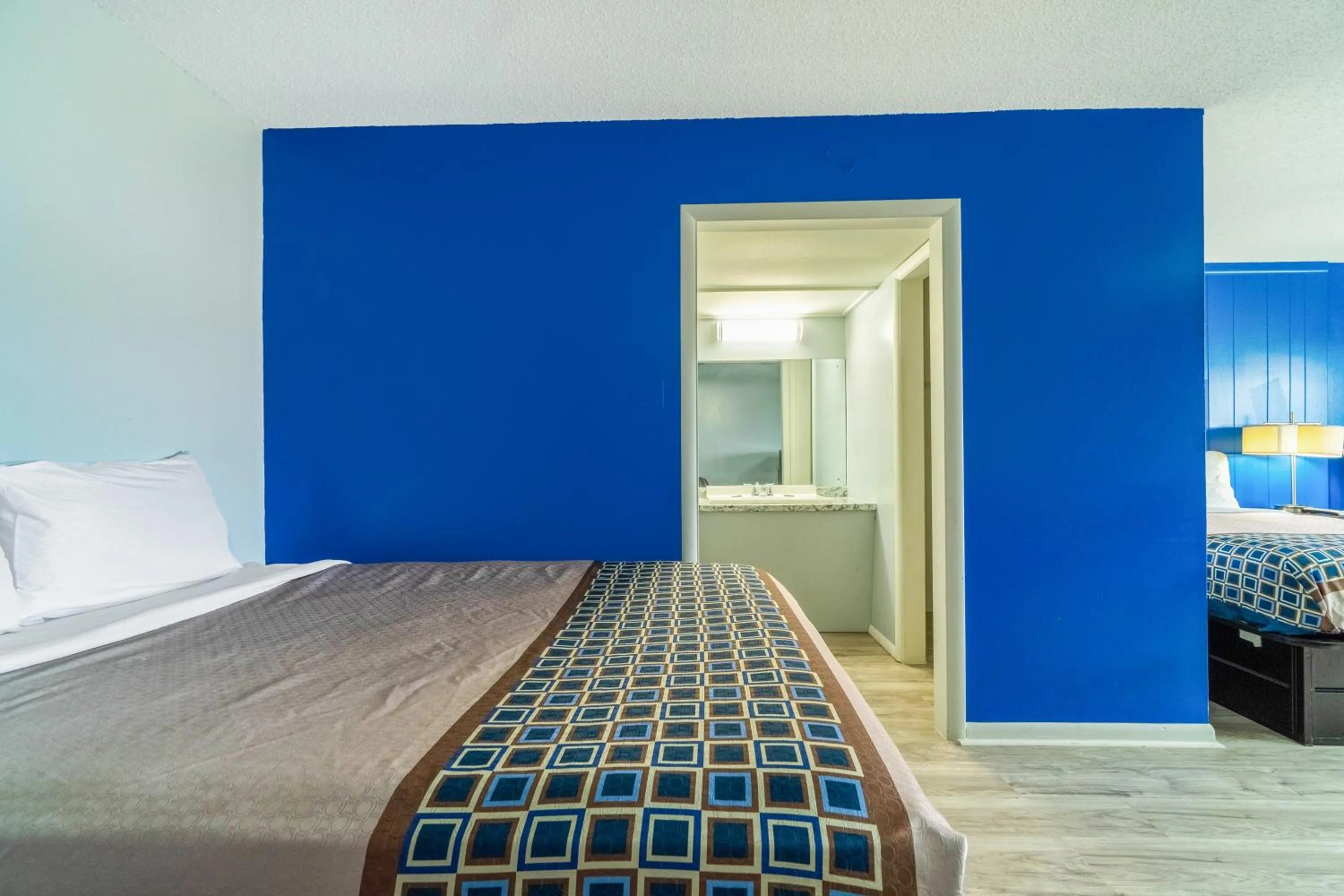 Bedroom in Lamplighter Inn By OYO Independence