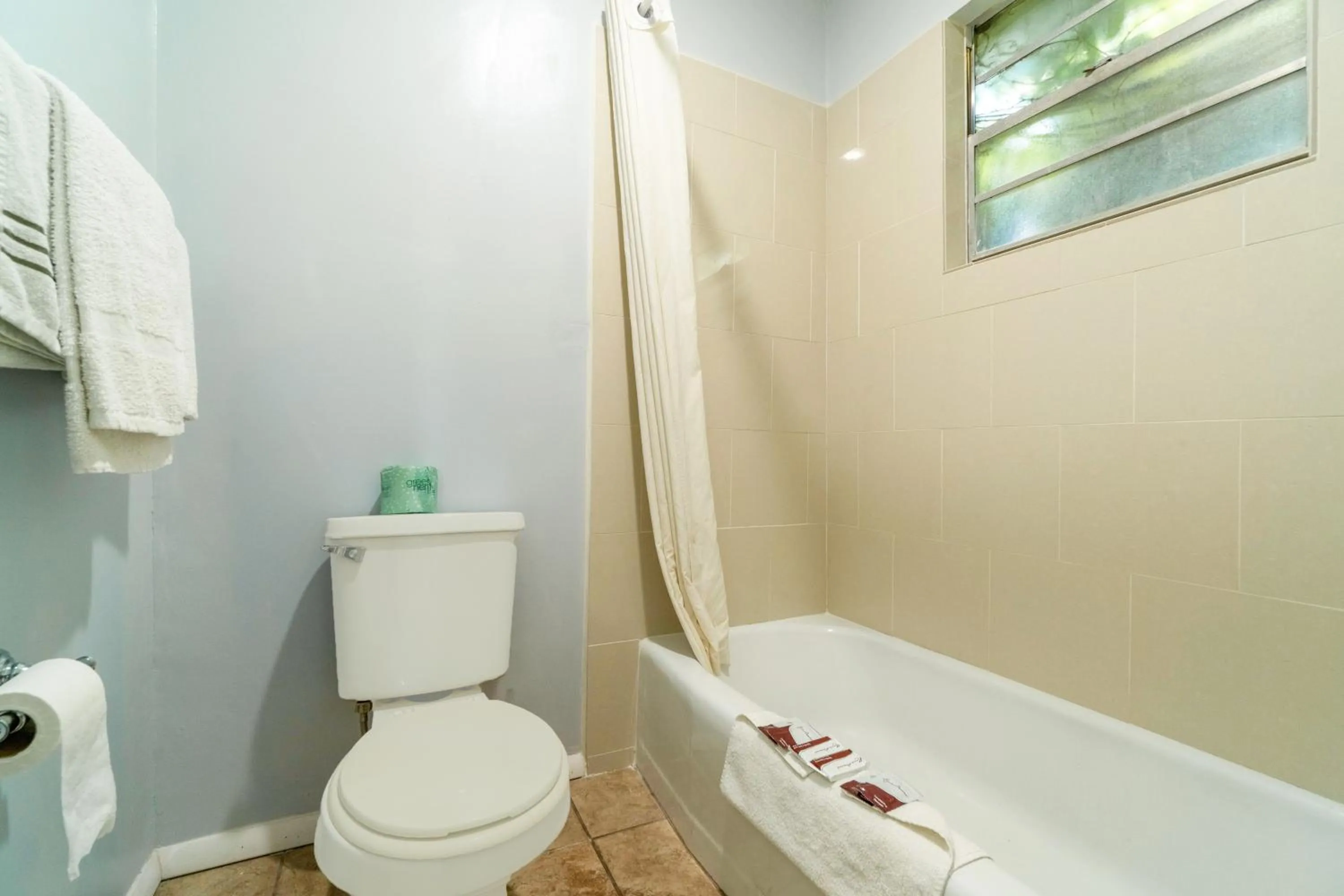 Bathroom in Lamplighter Inn By OYO Independence