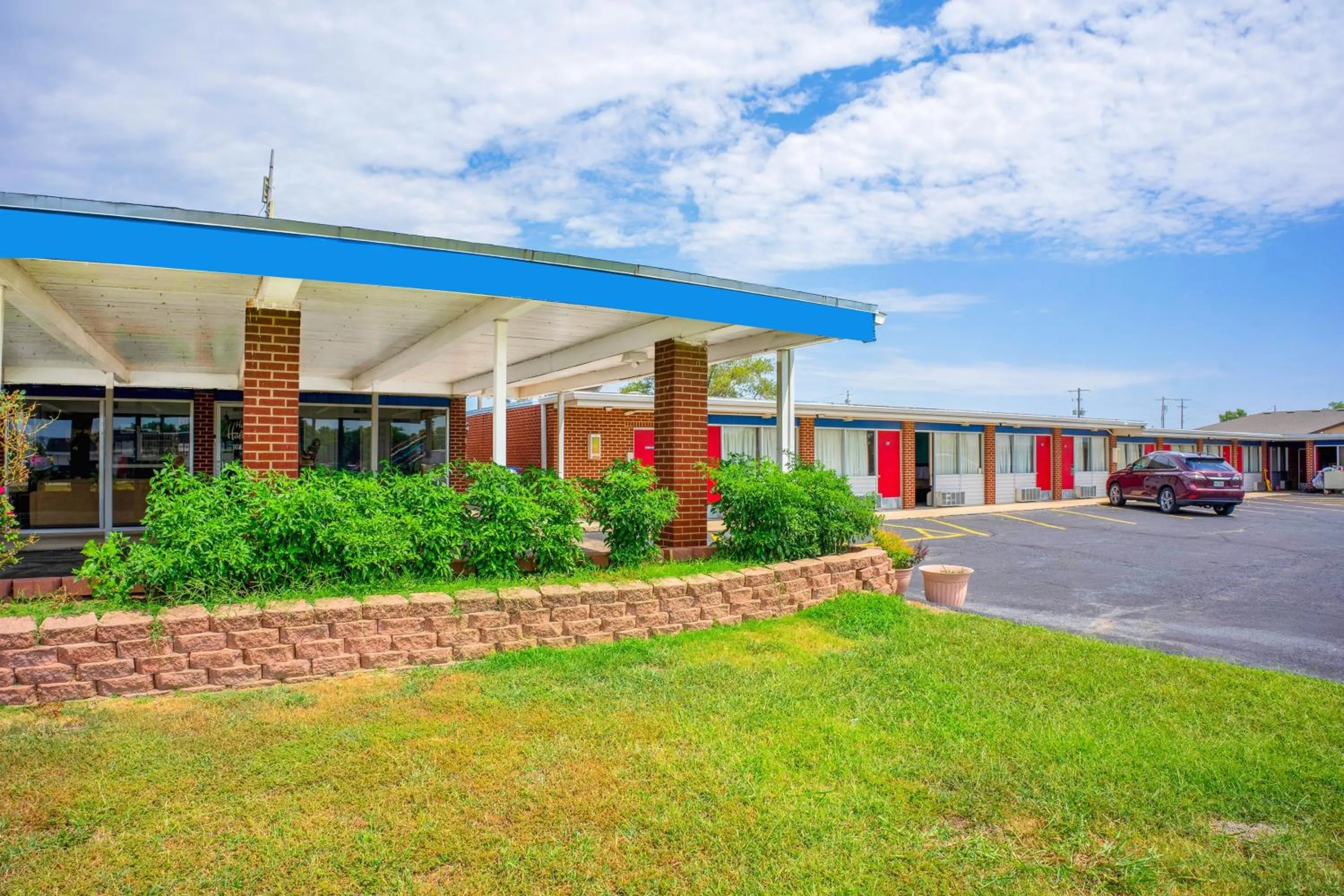 Facade/entrance in Lamplighter Inn By OYO Independence