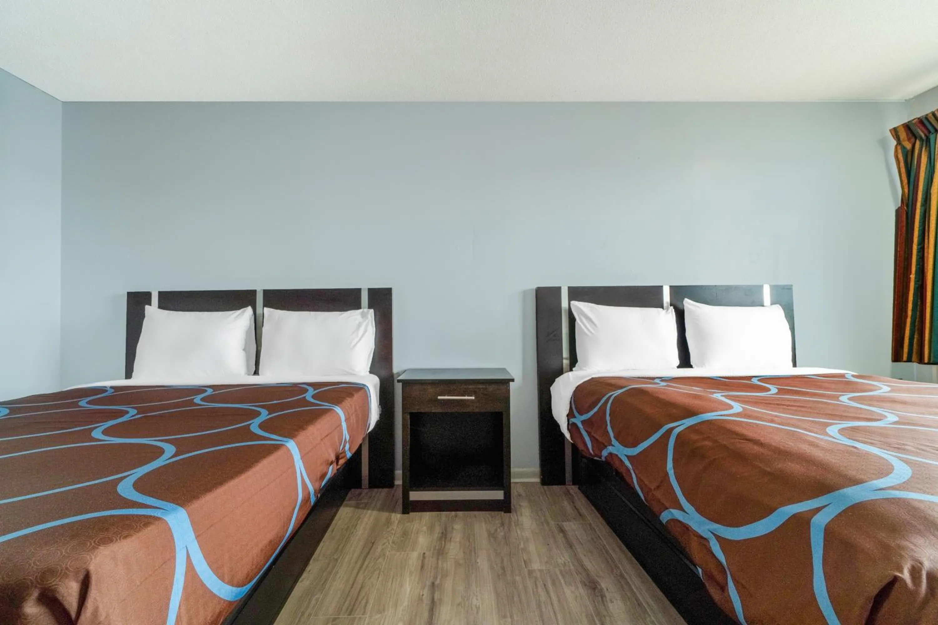 Bedroom in Lamplighter Inn By OYO Independence