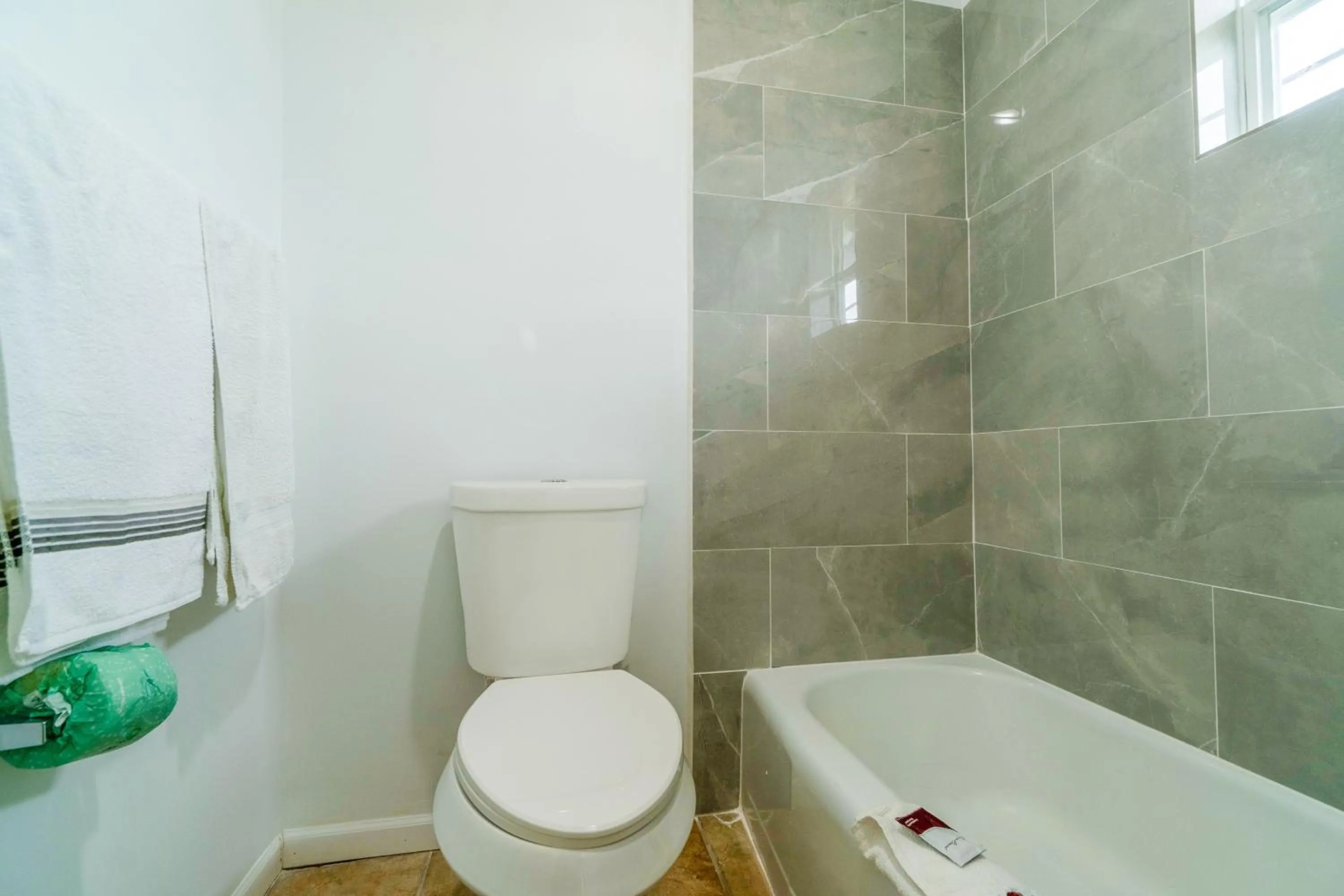 Bathroom in Lamplighter Inn By OYO Independence