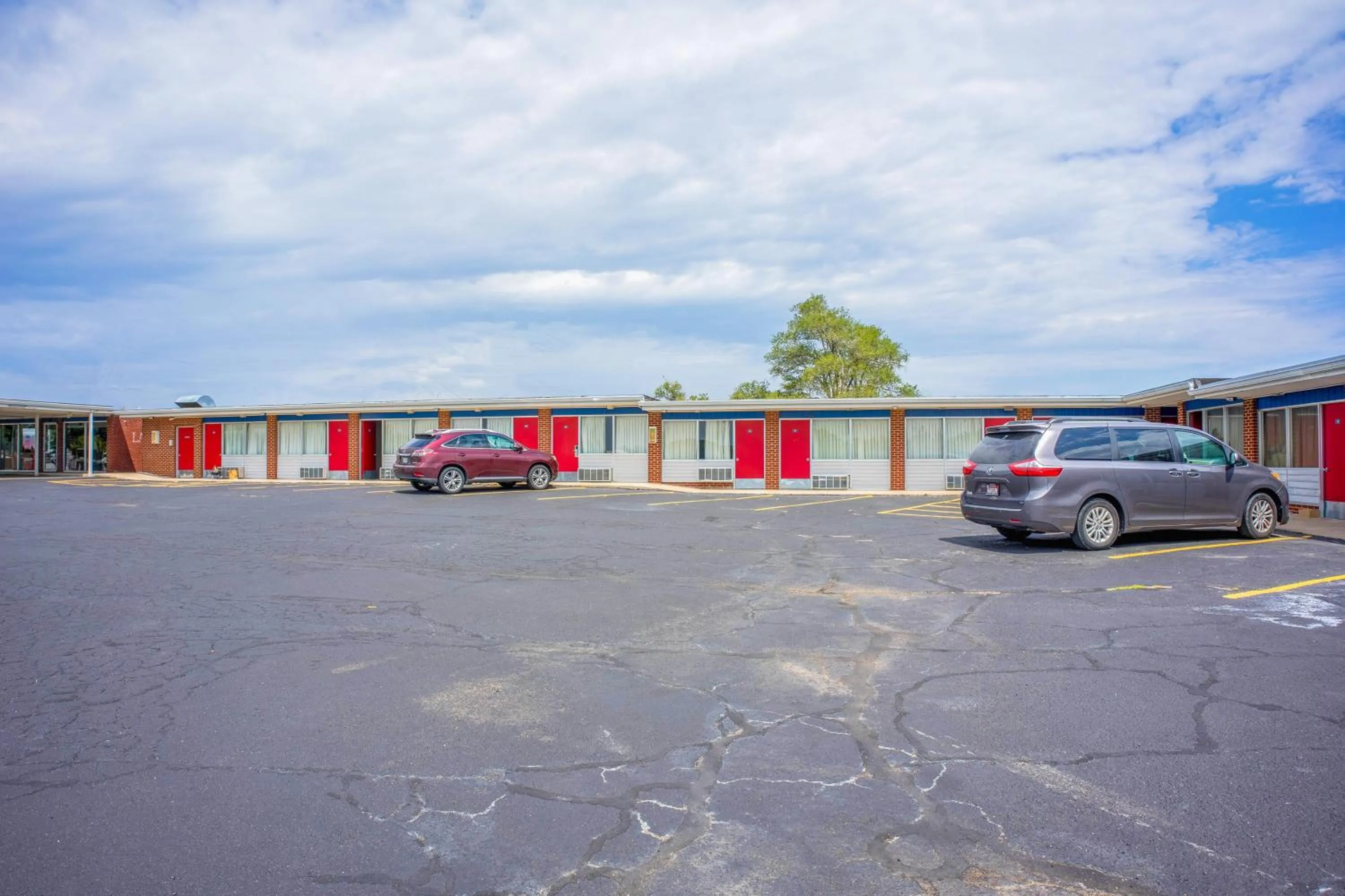 Facade/entrance in Lamplighter Inn By OYO Independence