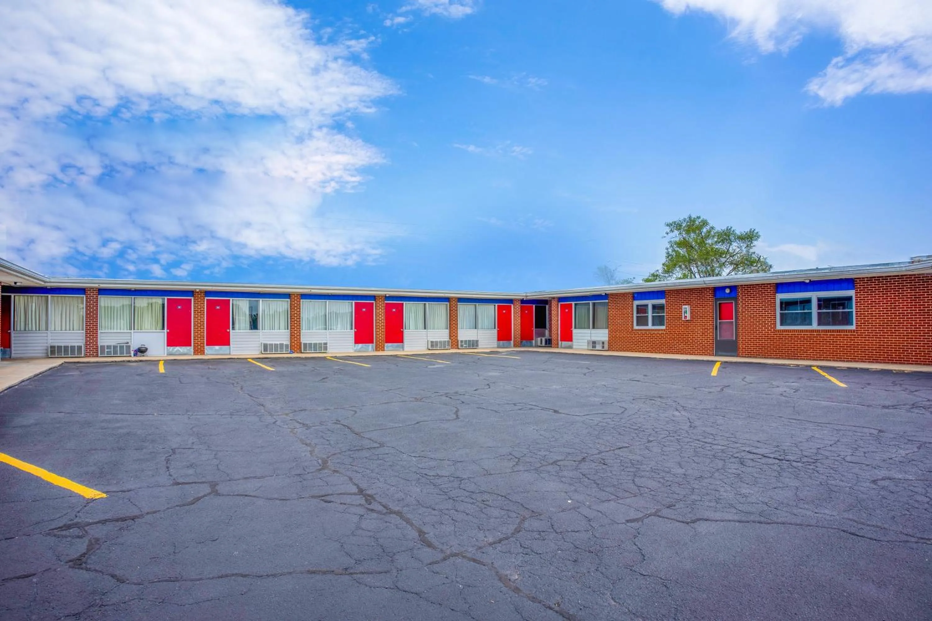 Facade/entrance in Lamplighter Inn By OYO Independence