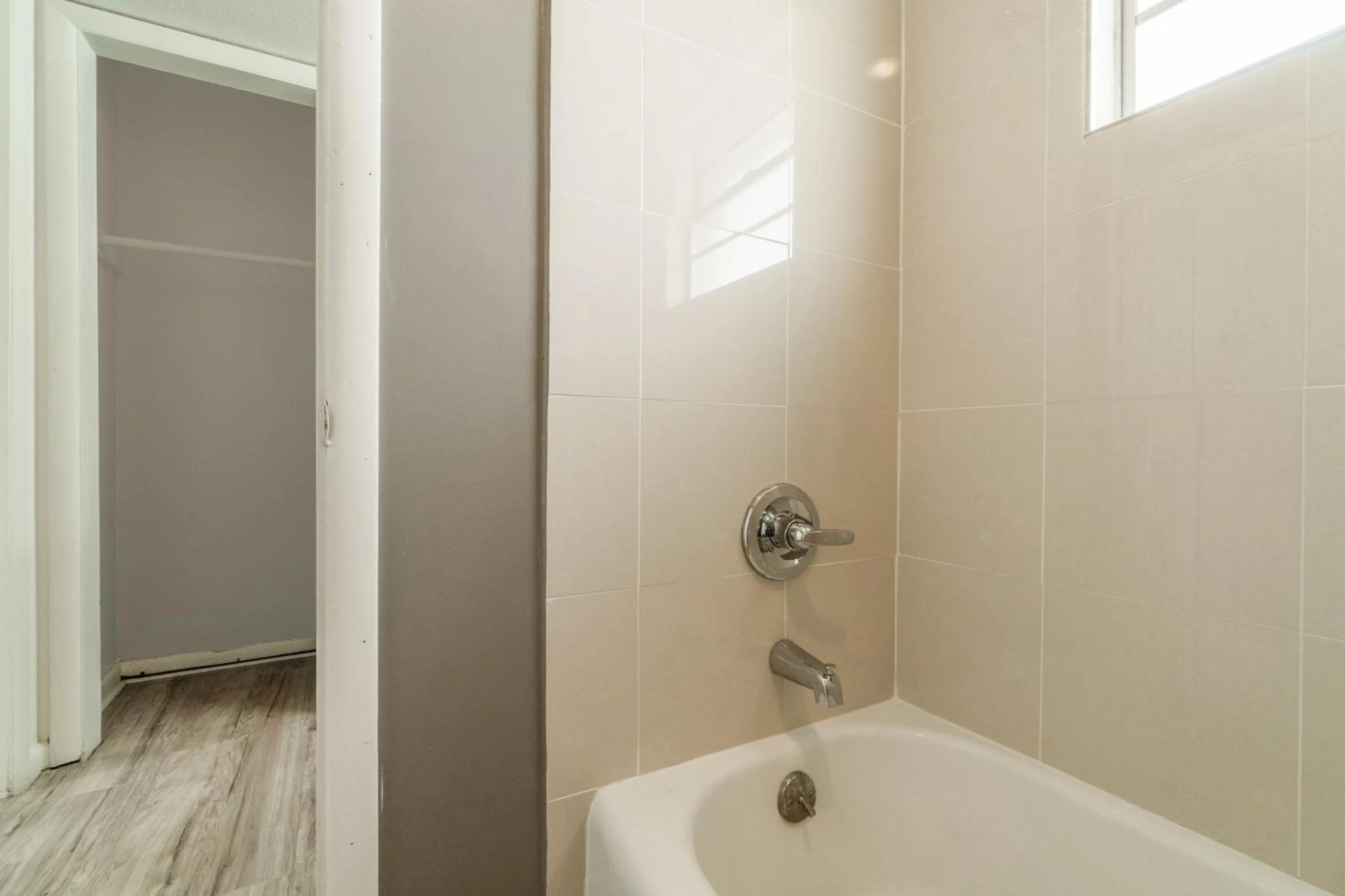 Bathroom in Lamplighter Inn By OYO Independence