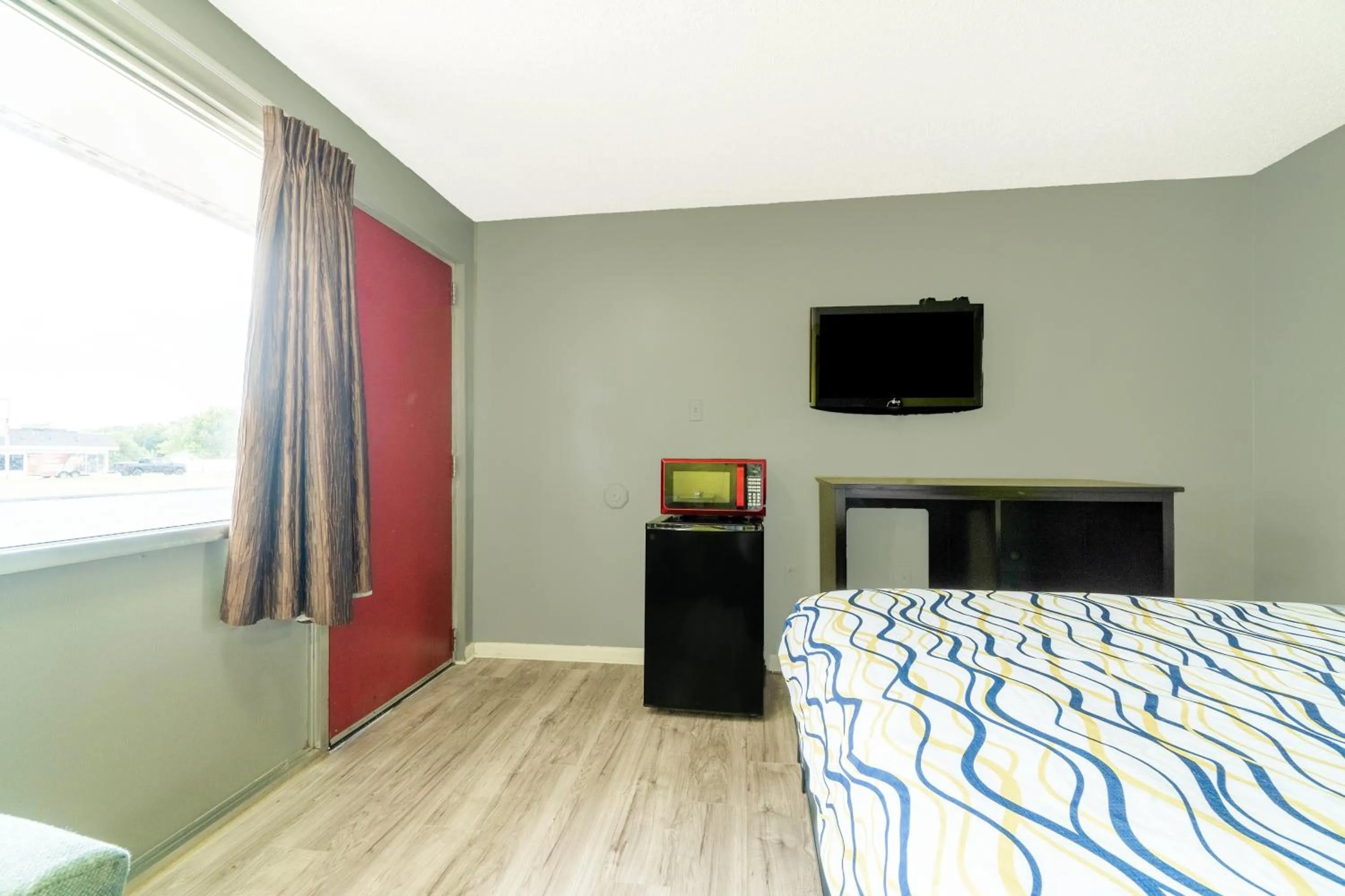 Bedroom in Lamplighter Inn By OYO Independence