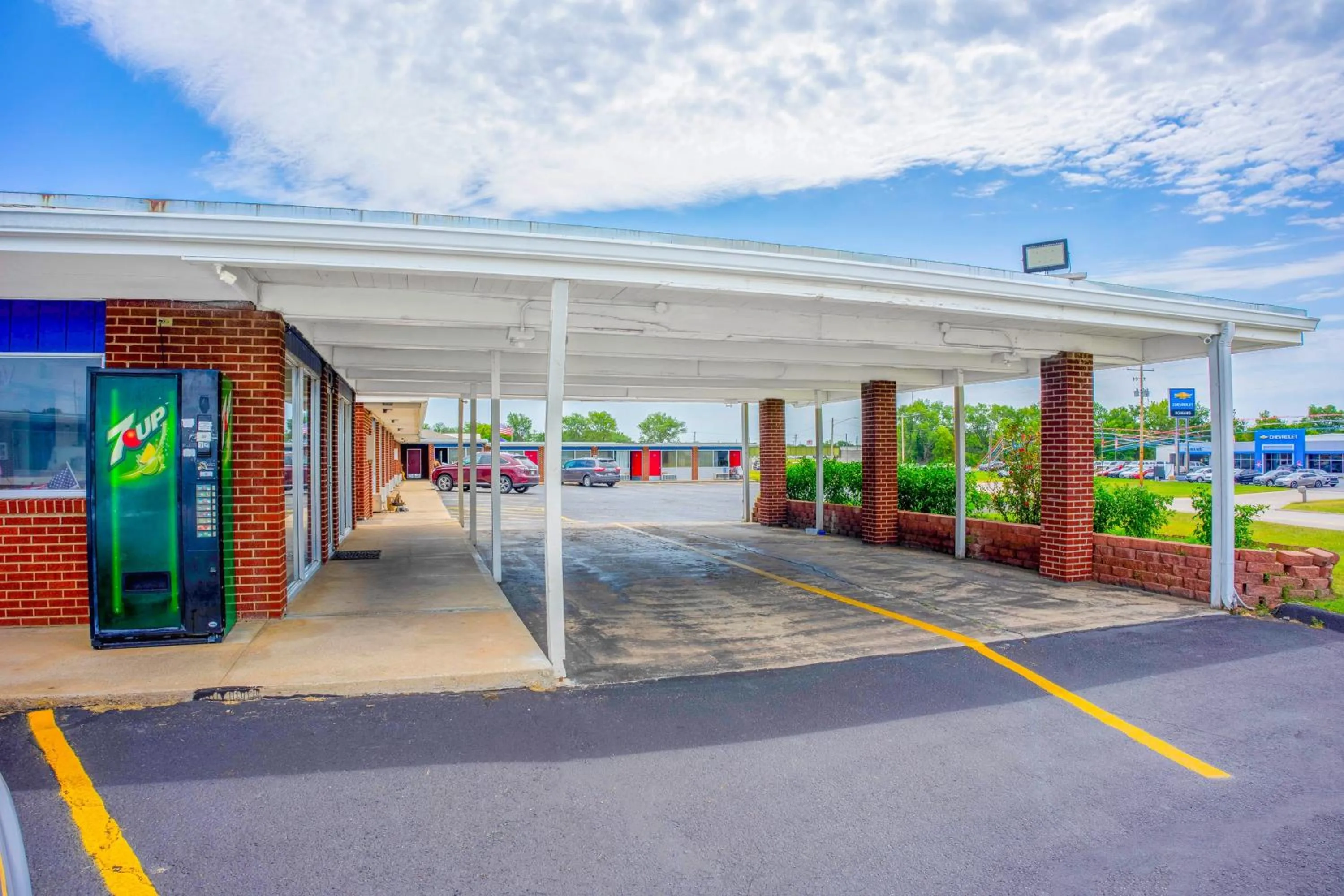Facade/entrance in Lamplighter Inn By OYO Independence