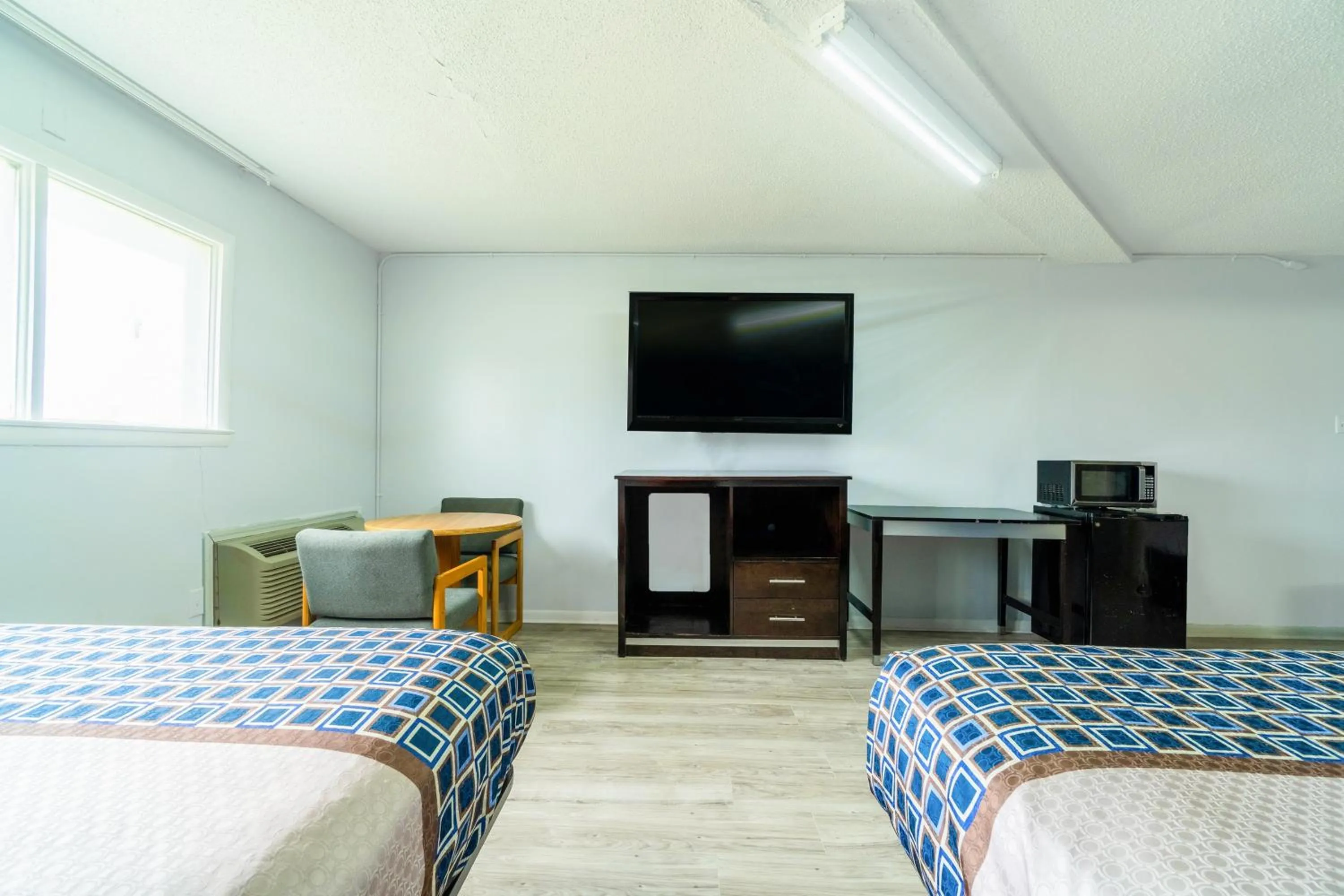 Bedroom in Lamplighter Inn By OYO Independence