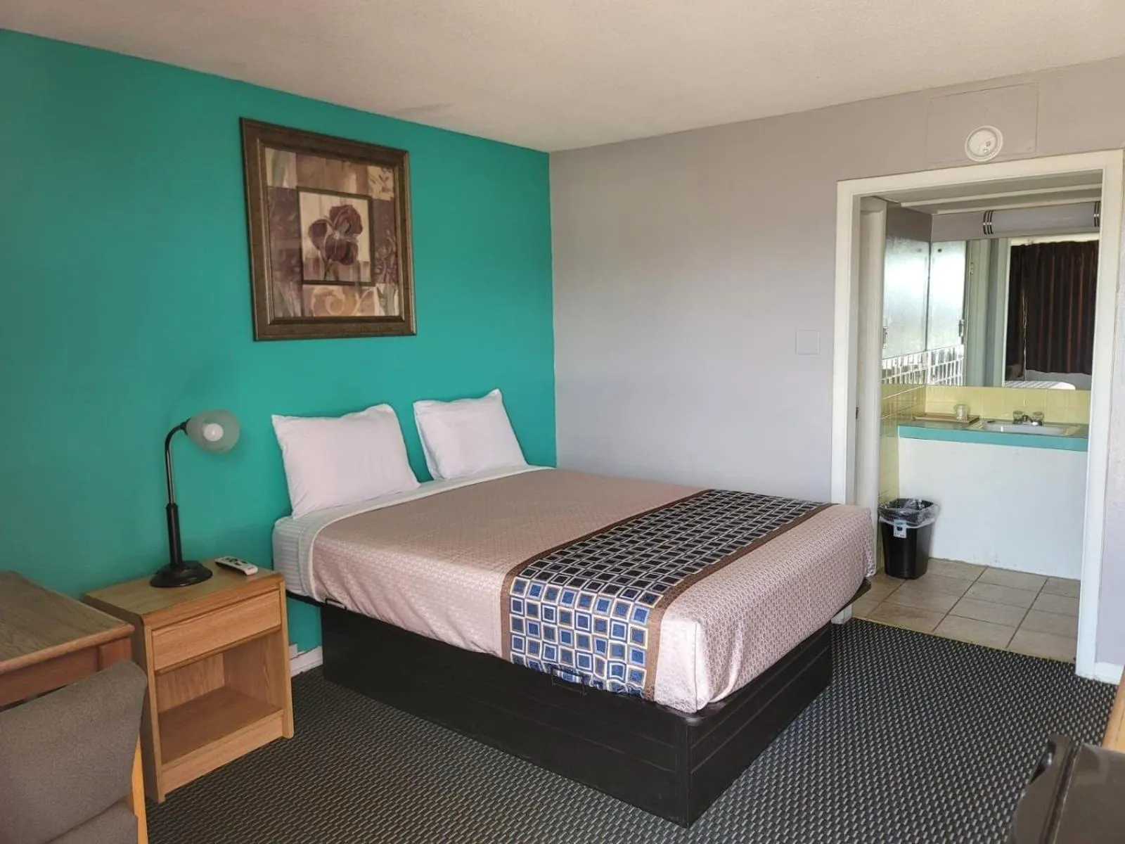 Bedroom in Lamplighter Inn By OYO Independence