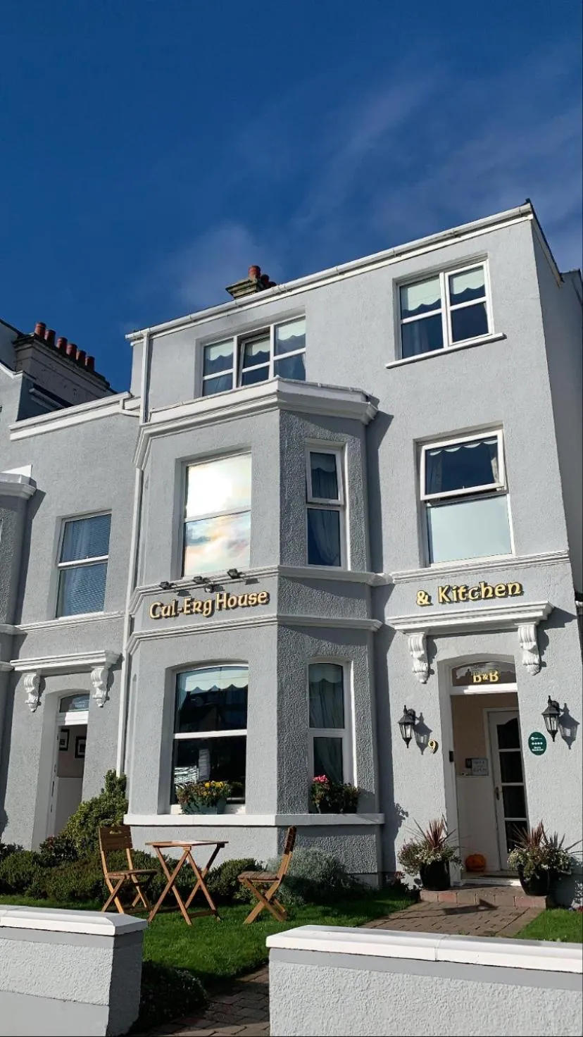 Property building in Cul-Erg House & Kitchen