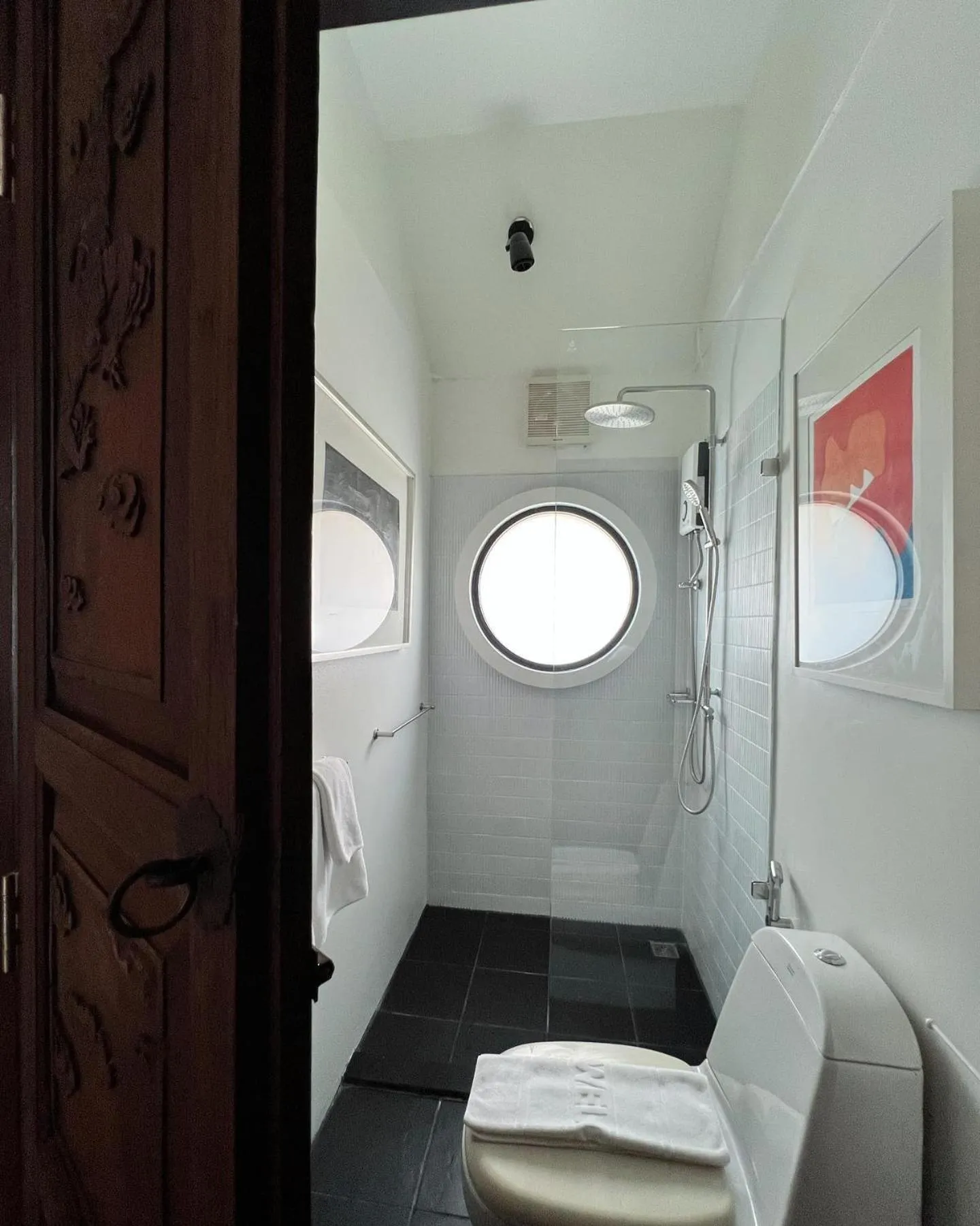 Shower in JARITT NyMMANH