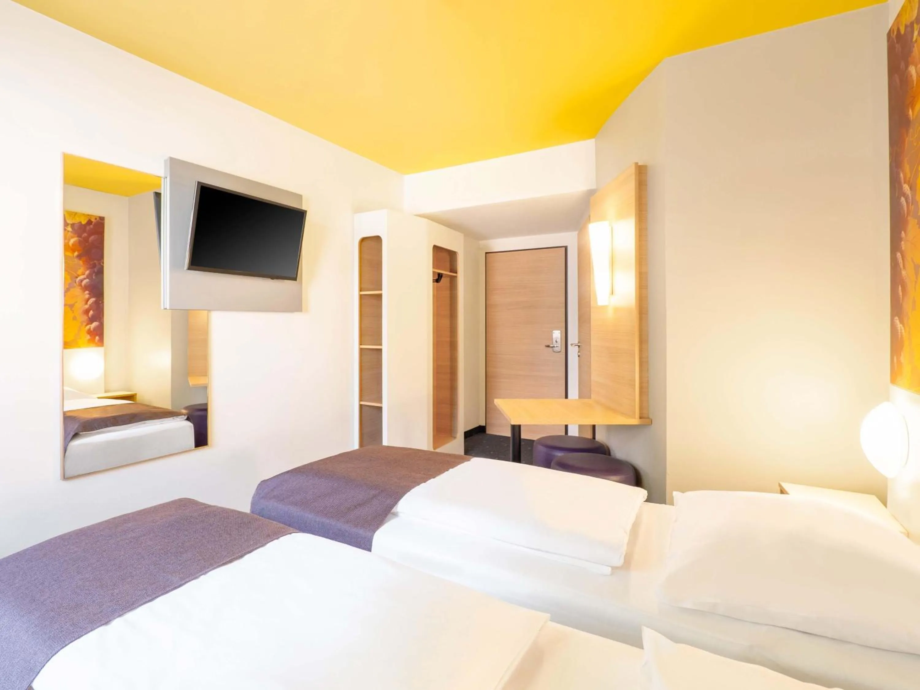 Photo of the whole room, Bed in B&B Hotel Heilbronn