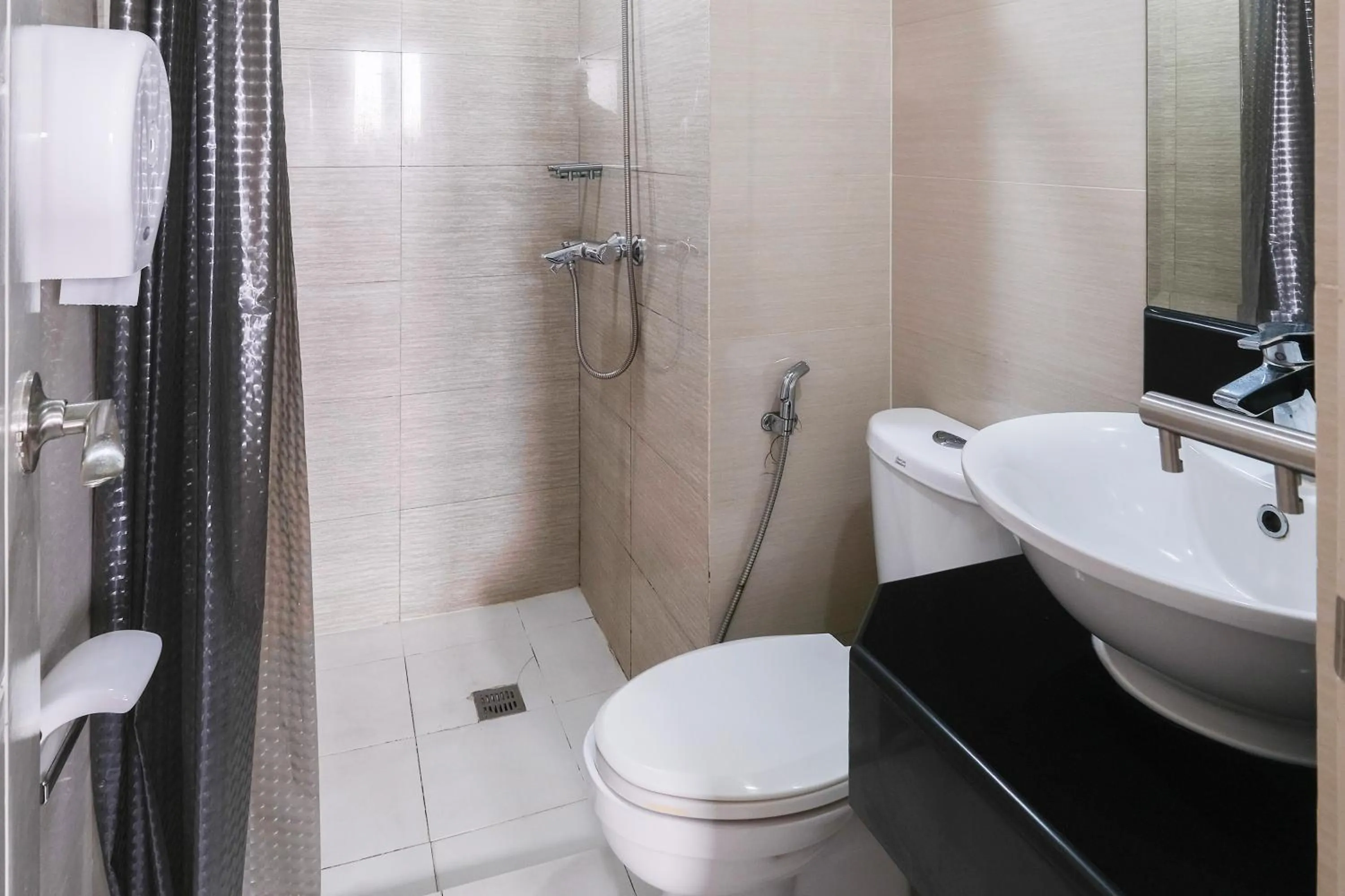 Bathroom in Tess and Tessha Condotel near T3 Airport