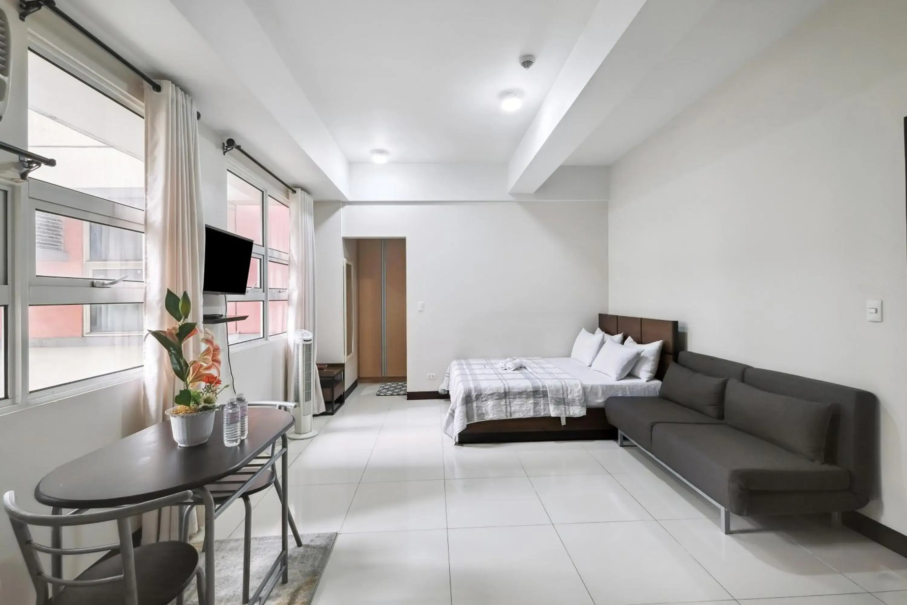 Deluxe Room in Tess and Tessha Condotel near T3 Airport Deluxe Room in Tess and Tessha Condotel near T3 Airport