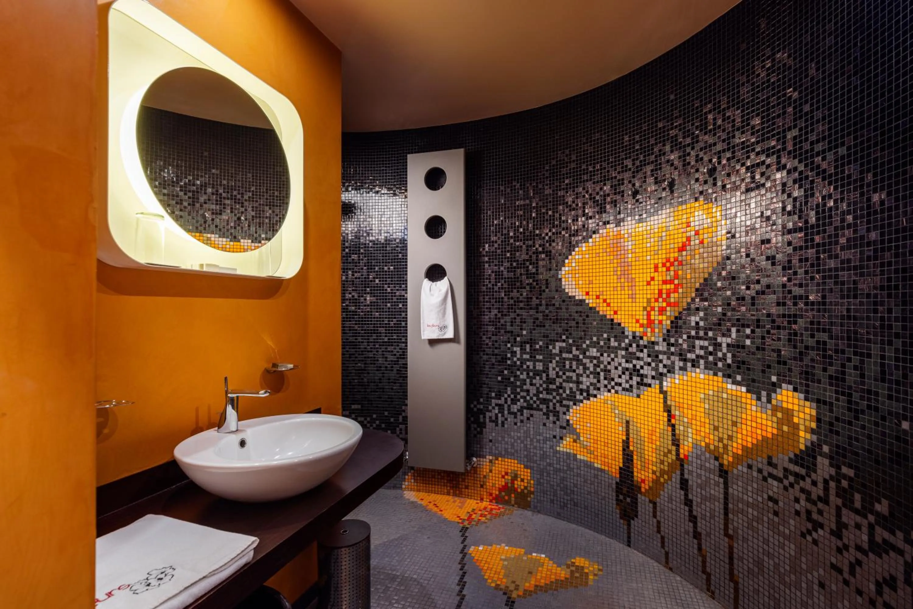 Toilet in Les Fleurs Boutique Hotel