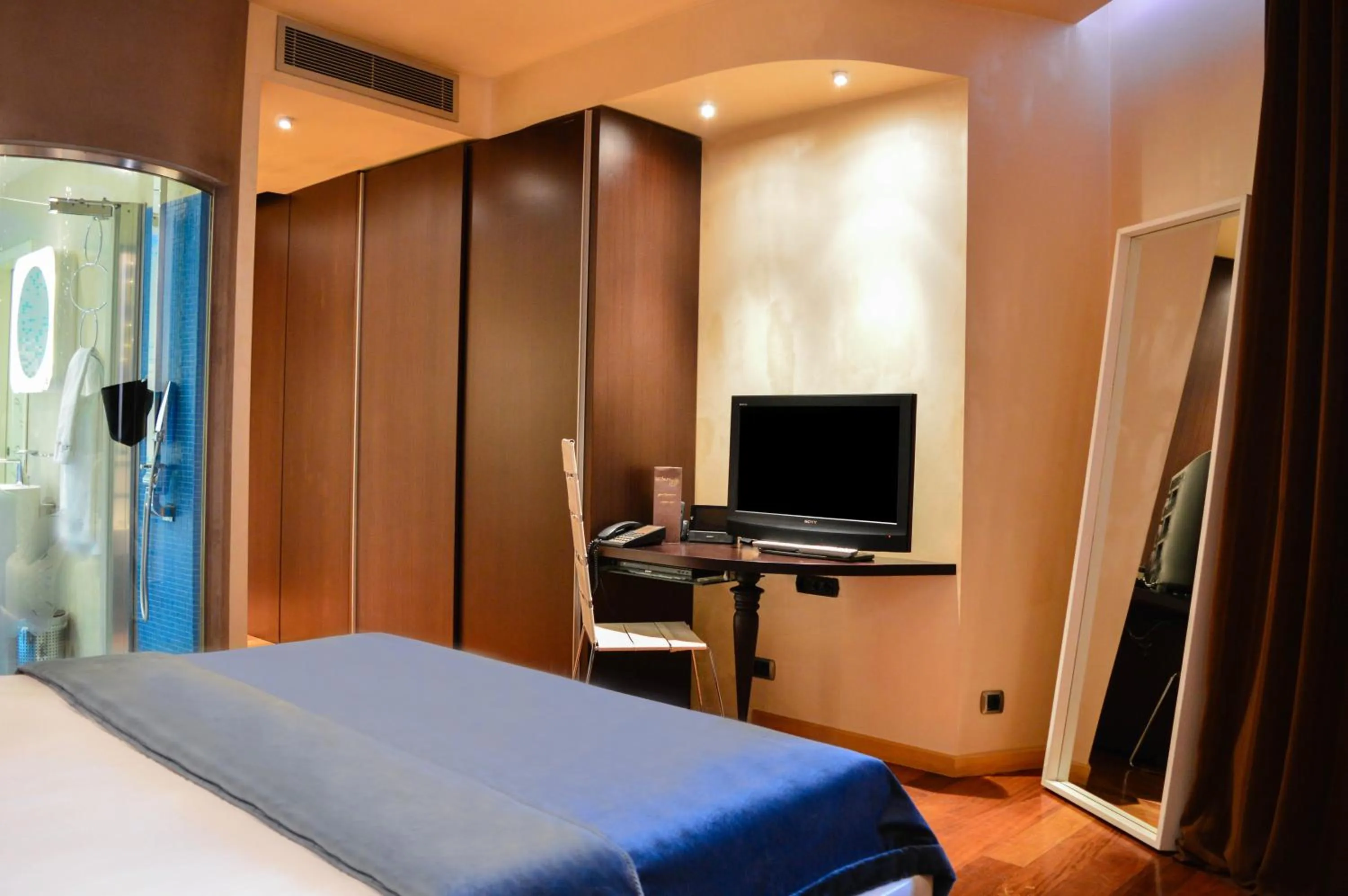 Communal lounge/ TV room, Bed in Les Fleurs Boutique Hotel