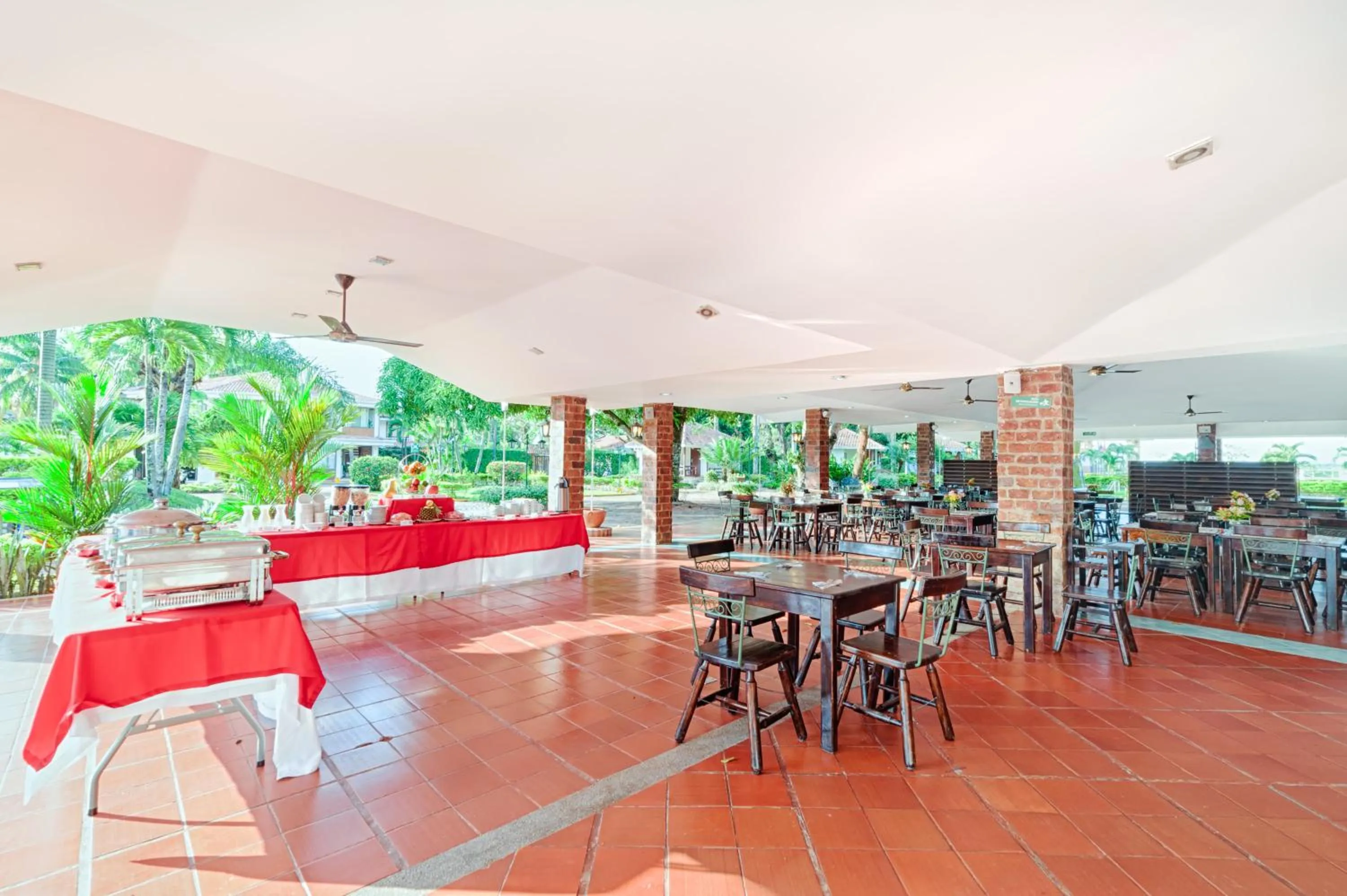 Buffet breakfast in Hotel Campestre La Potra