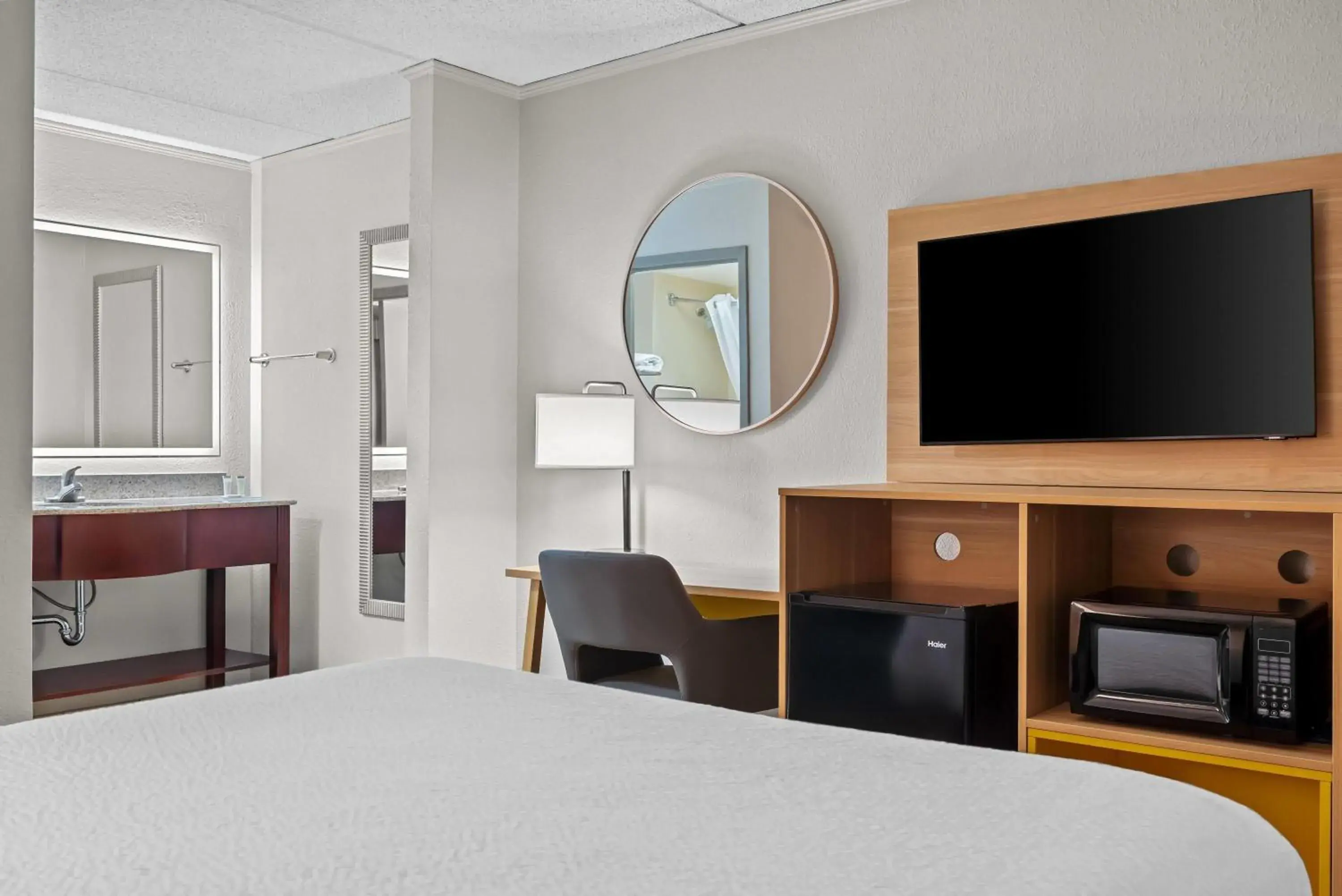 Queen Room - Non-Smoking in Days Inn by Wyndham Statesboro Queen Room - Non-Smoking in Days Inn by Wyndham Statesboro