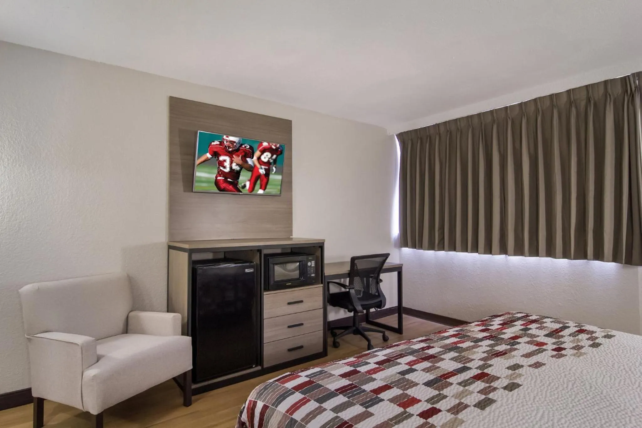 Bedroom, Bed in Red Roof Inn & Suites Brunswick I-95