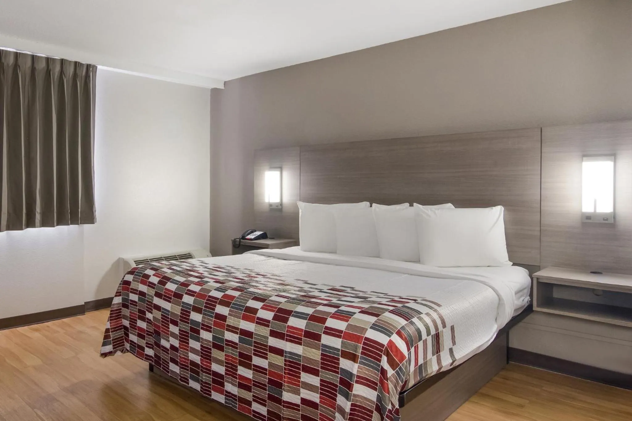 Photo of the whole room, Bed in Red Roof Inn & Suites Brunswick I-95