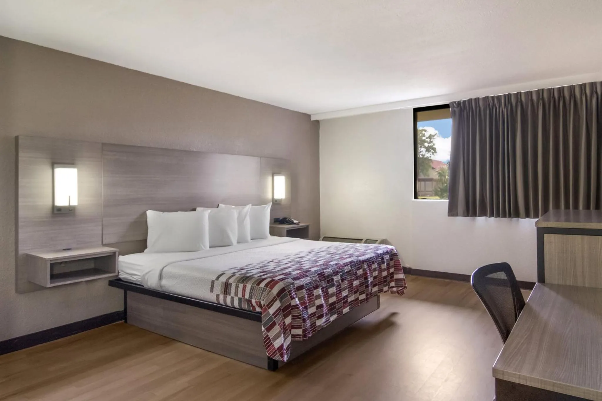 Photo of the whole room, Bed in Red Roof Inn & Suites Brunswick I-95