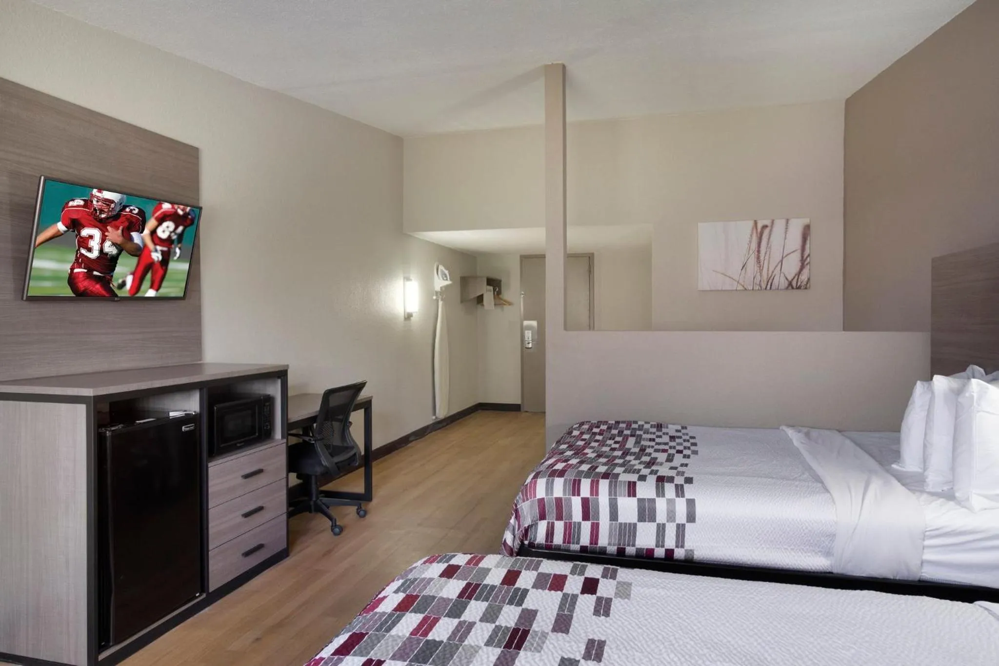 Bedroom, Bed in Red Roof Inn & Suites Brunswick I-95