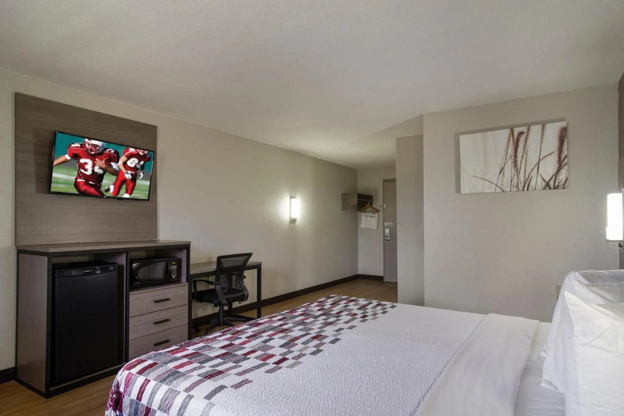 Photo of the whole room, Bed in Red Roof Inn & Suites Brunswick I-95