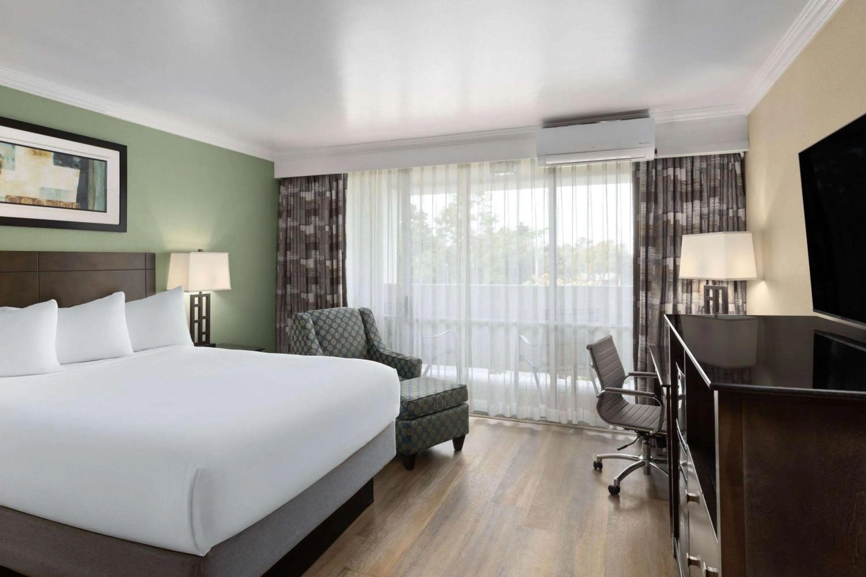 Photo of the whole room, Bed in Travelodge by Wyndham Monterey Bay