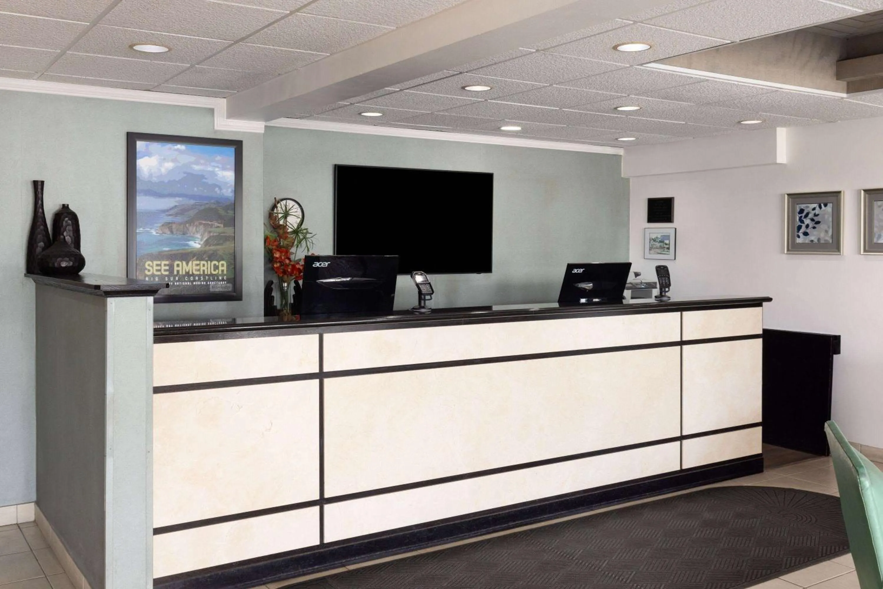 Lobby or reception in Travelodge by Wyndham Monterey Bay