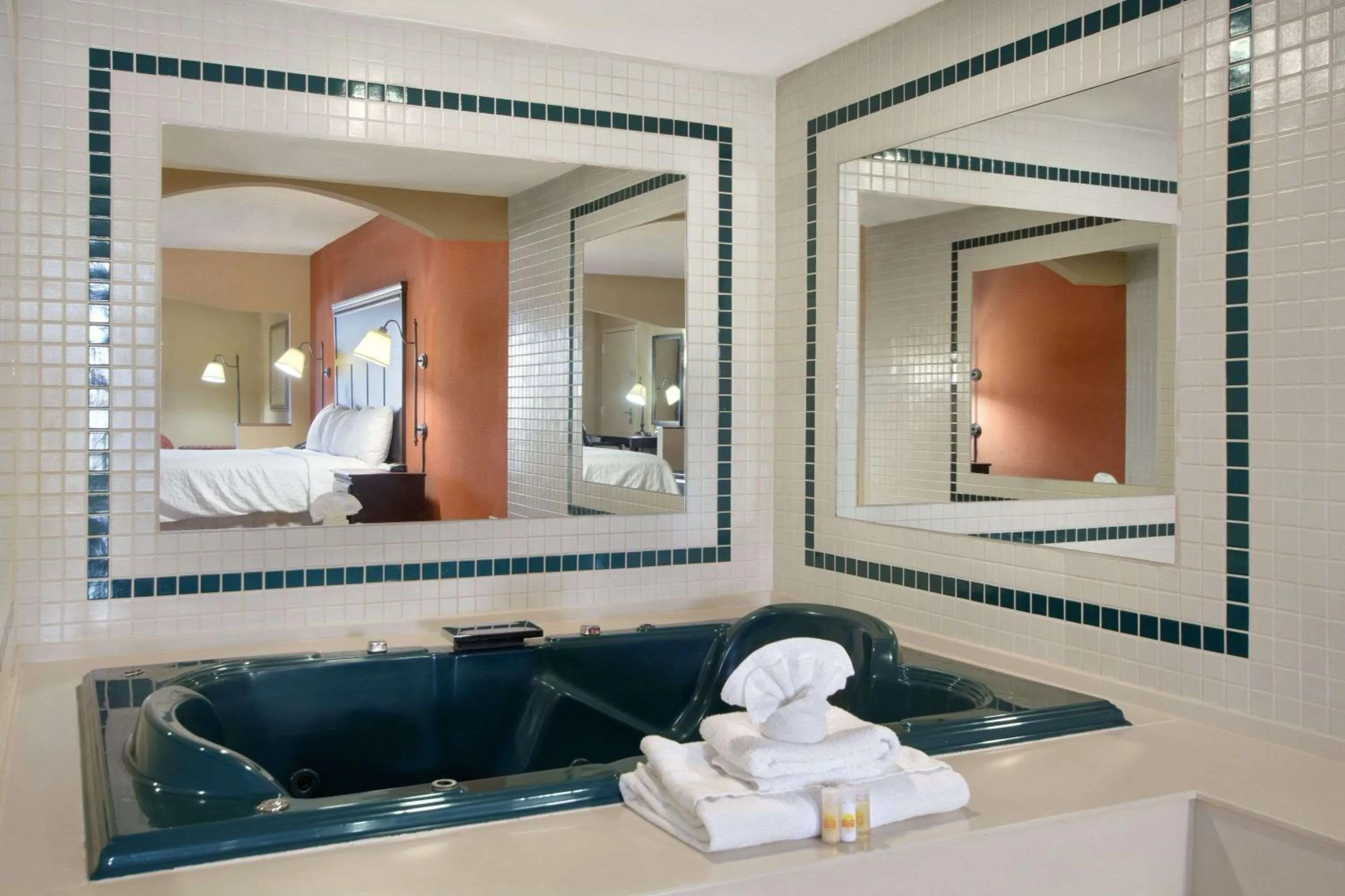 Photo of the whole room, Bed in Days Inn by Wyndham Longview South