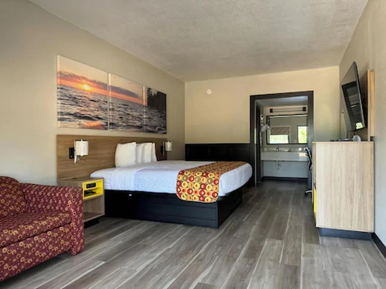 Bedroom, Bed in Days Inn by Wyndham Longview South
