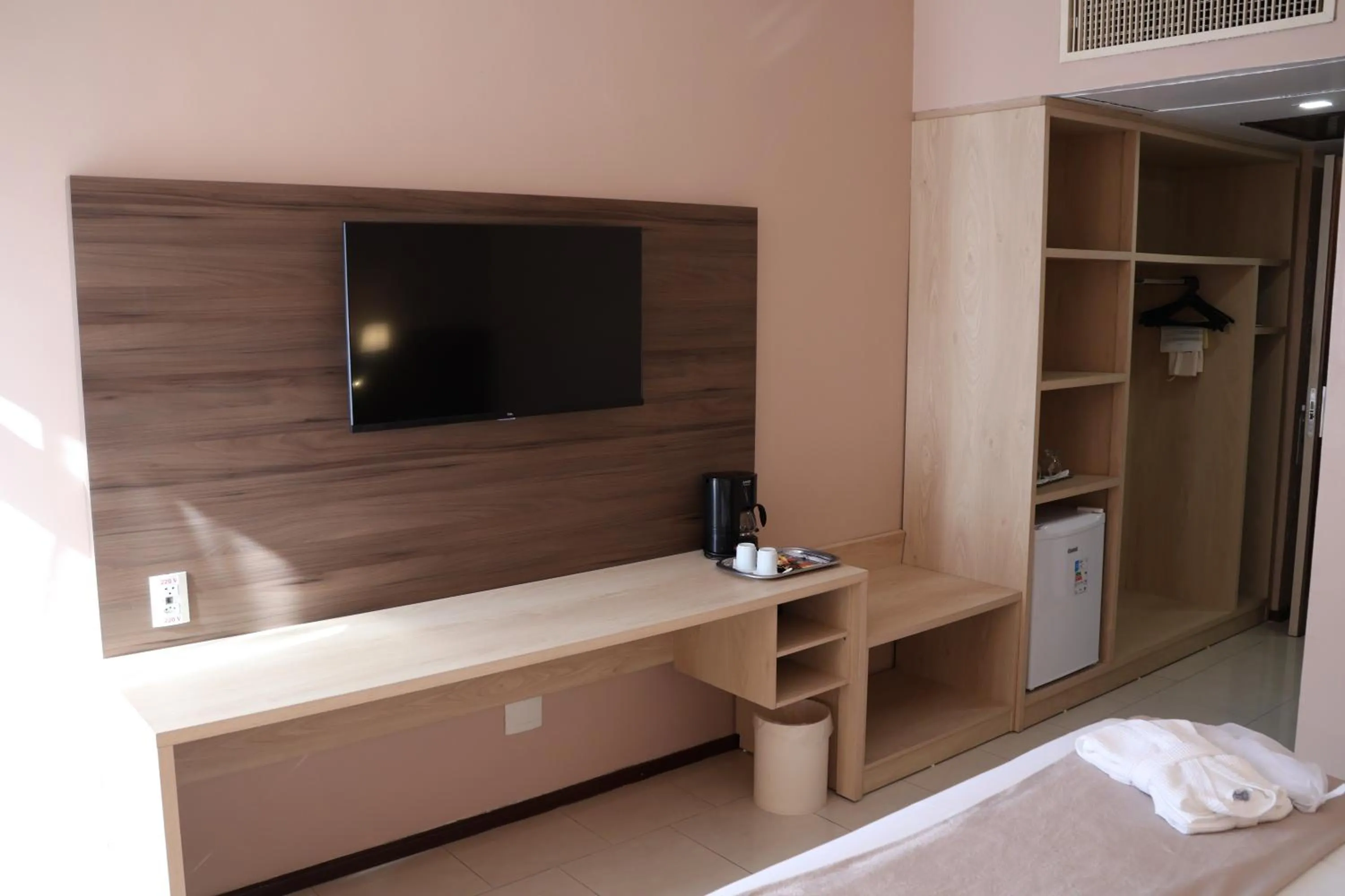 wardrobe, Bed in Hotel Princesa Louçã