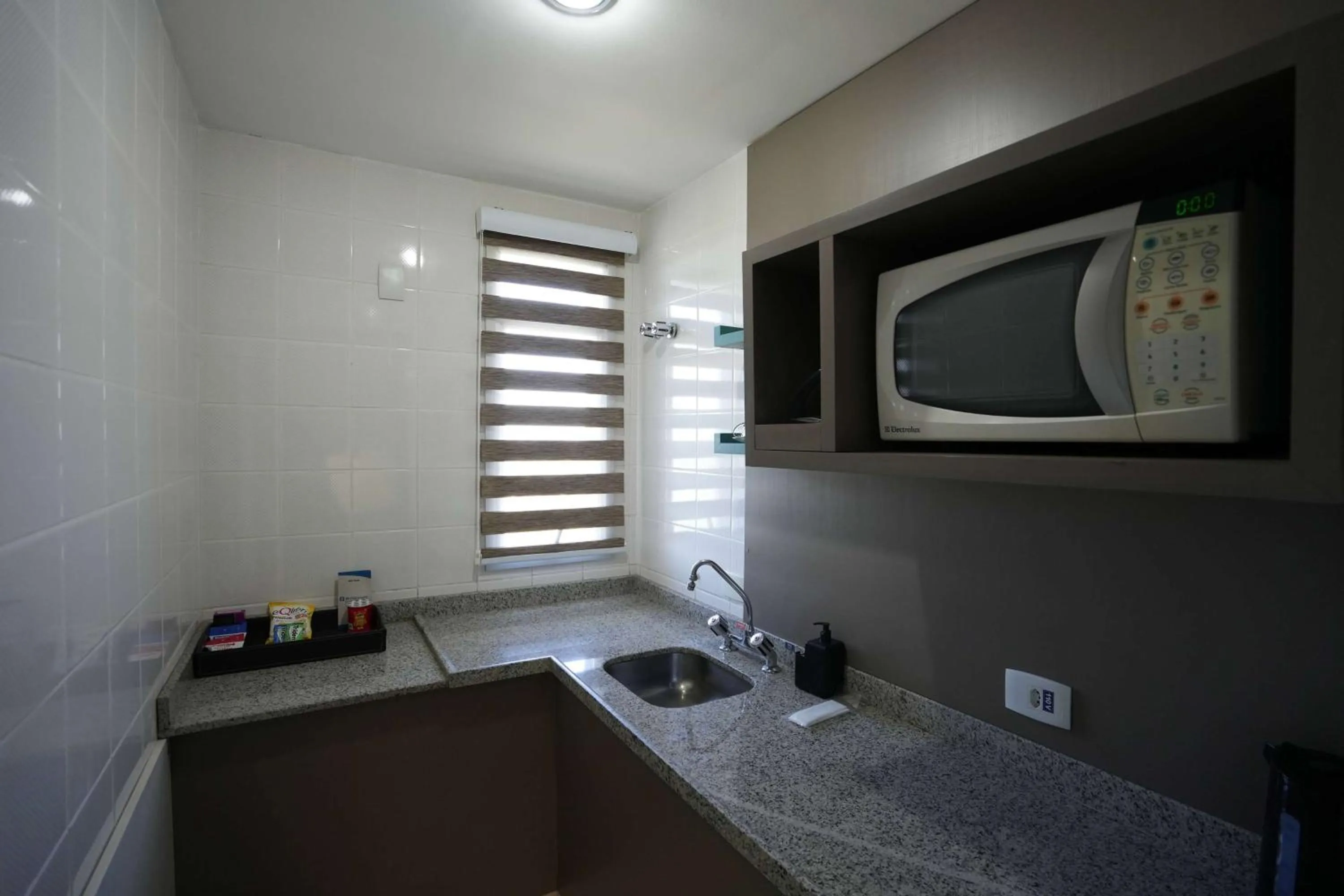 Photo of the whole room in Wyndham Golden Foz Suítes