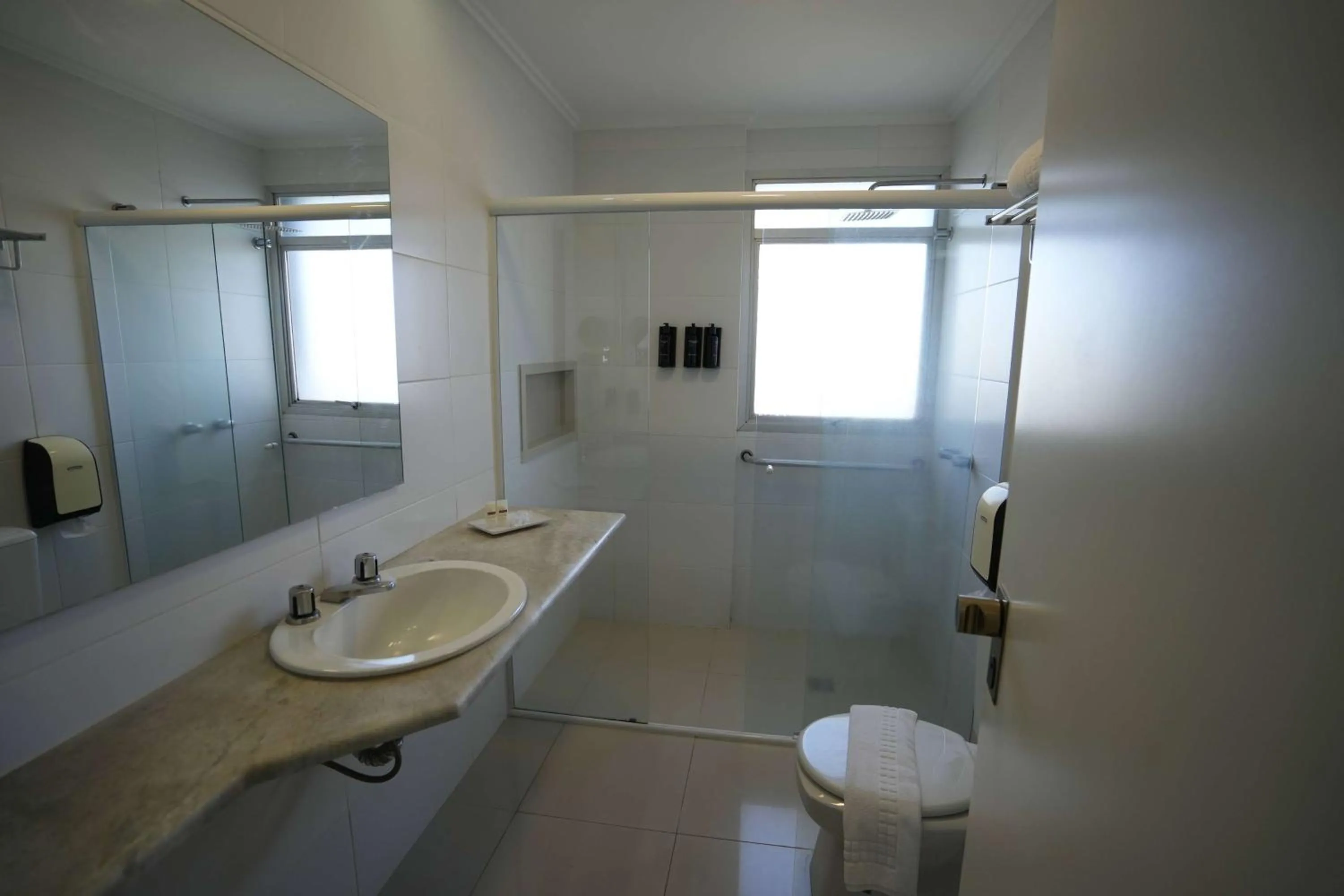 Photo of the whole room in Wyndham Golden Foz Suítes